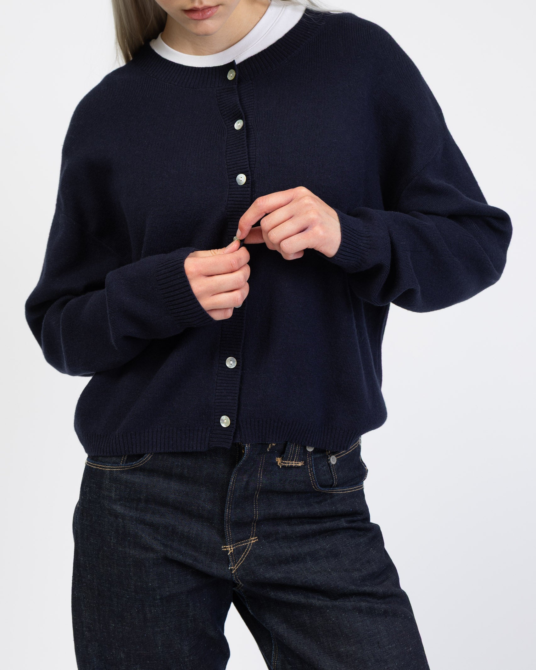 Klassische Strickjacke mit Rundhalsausschnitt im Detail