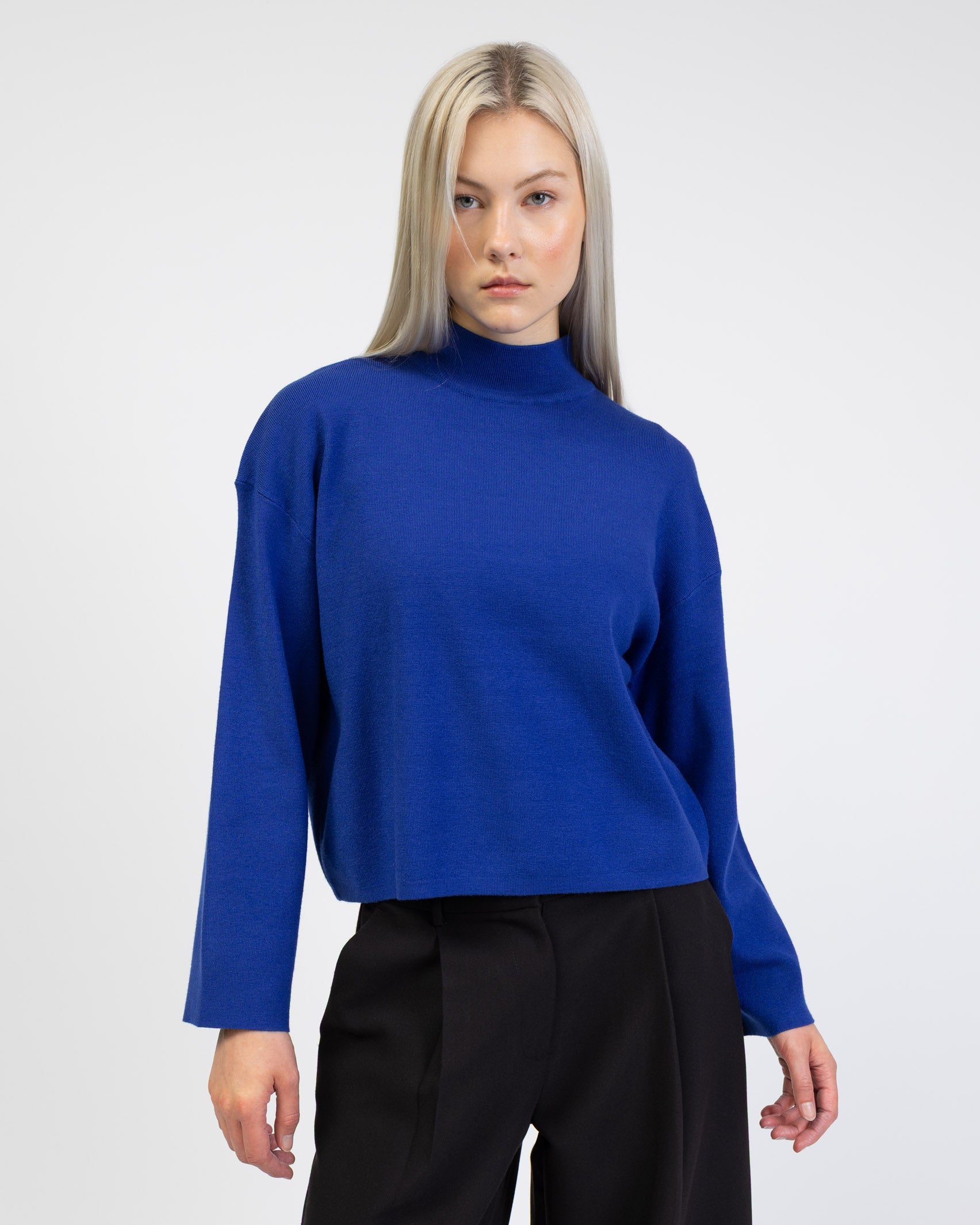 Weicher Pullover mit Stehkragen von vorne