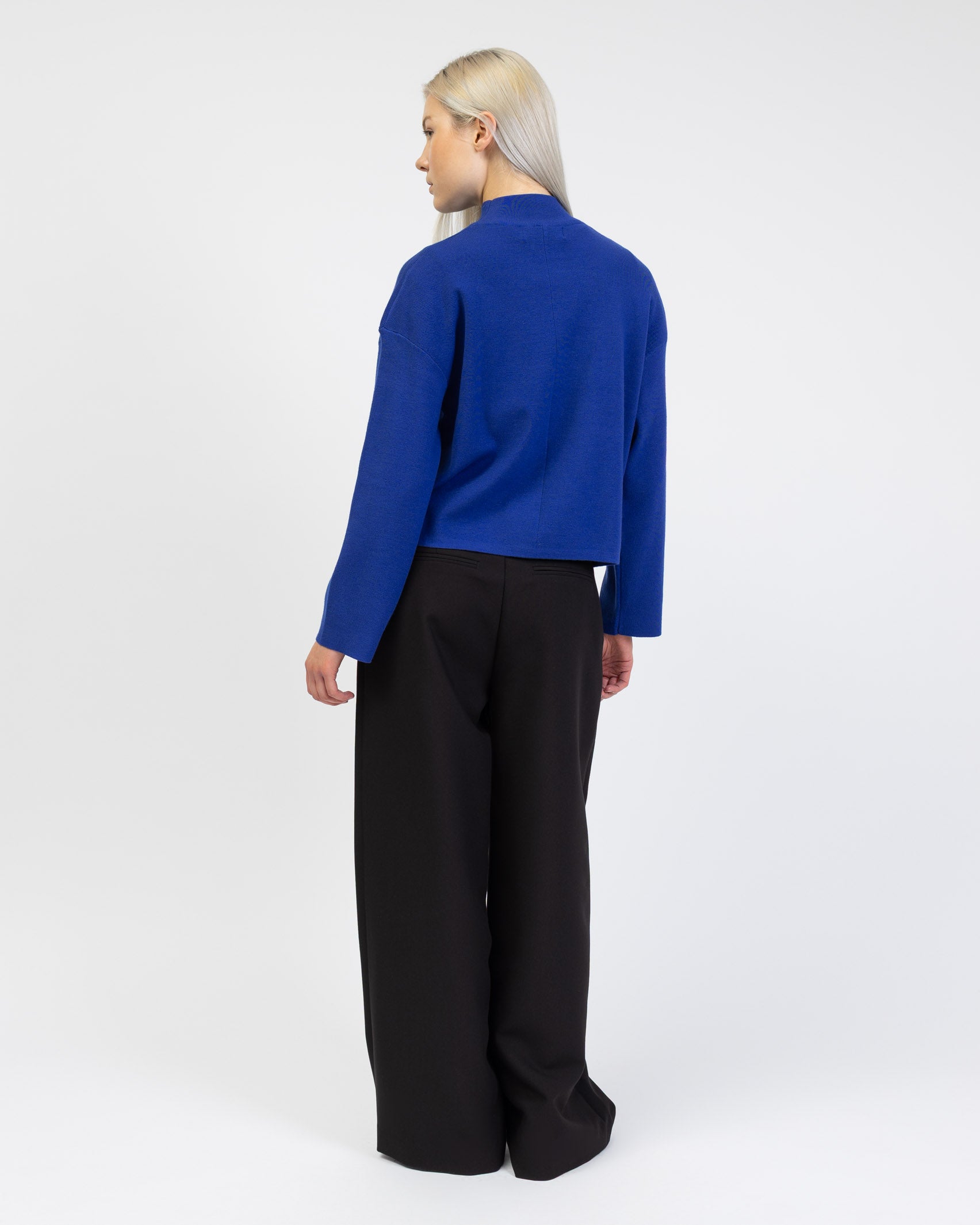 Weicher Pullover mit Stehkragen von hinten