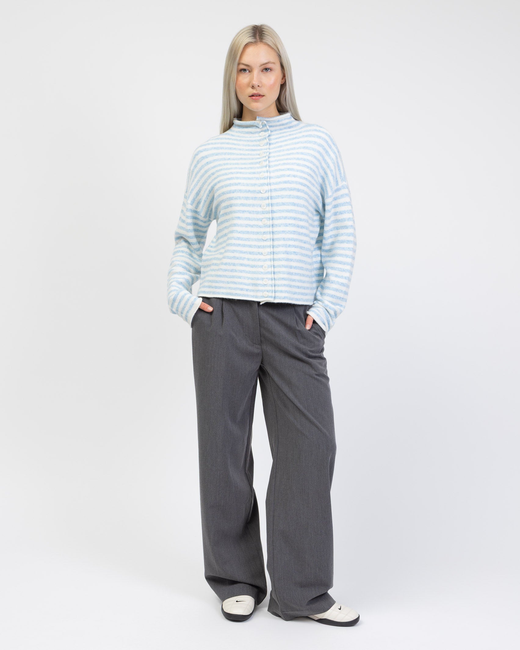 Gestreifte Strickjacke mit Stehkragen kombiniet mit grauer Hose