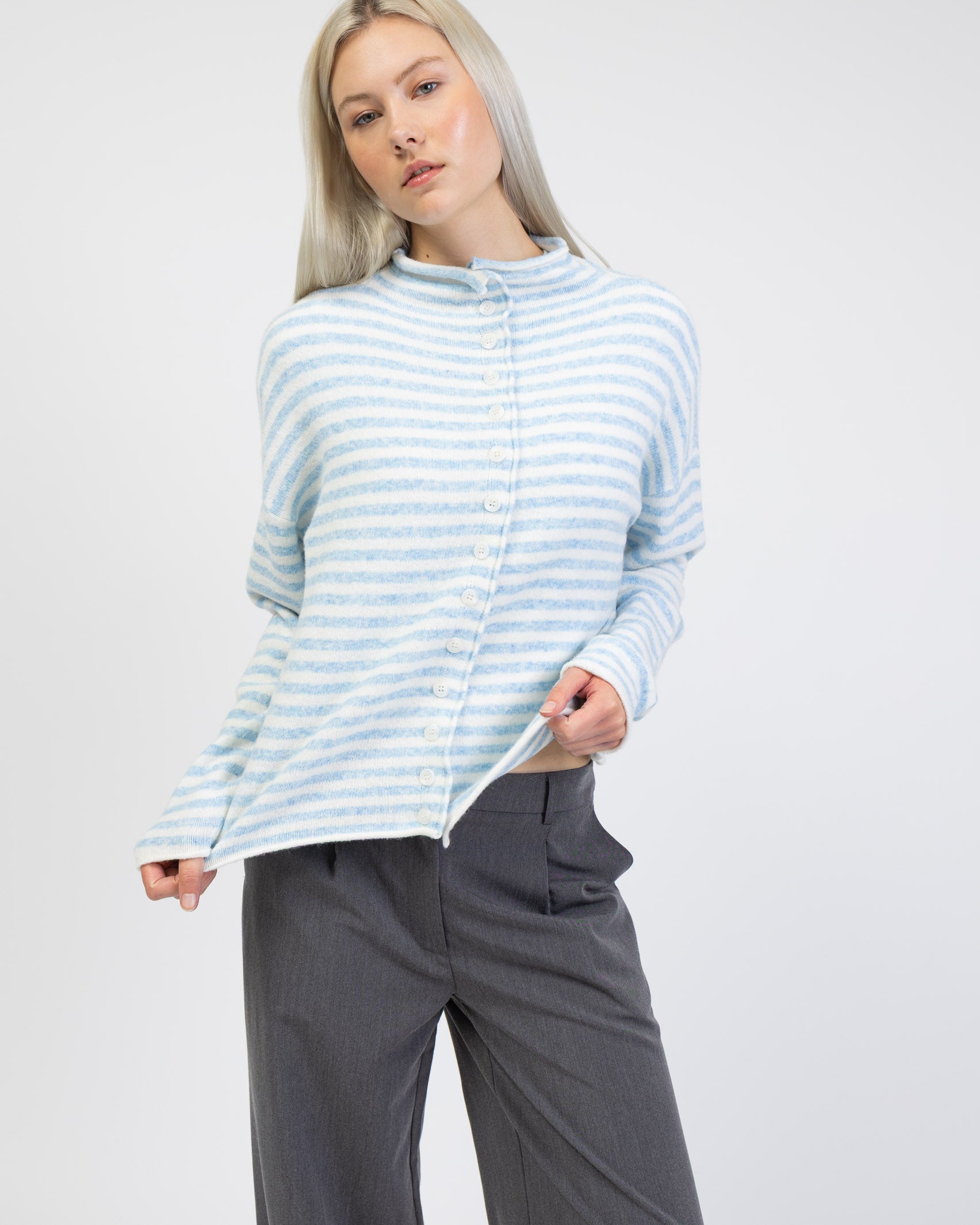 Gestreifte Strickjacke mit Stehkragen von vorne