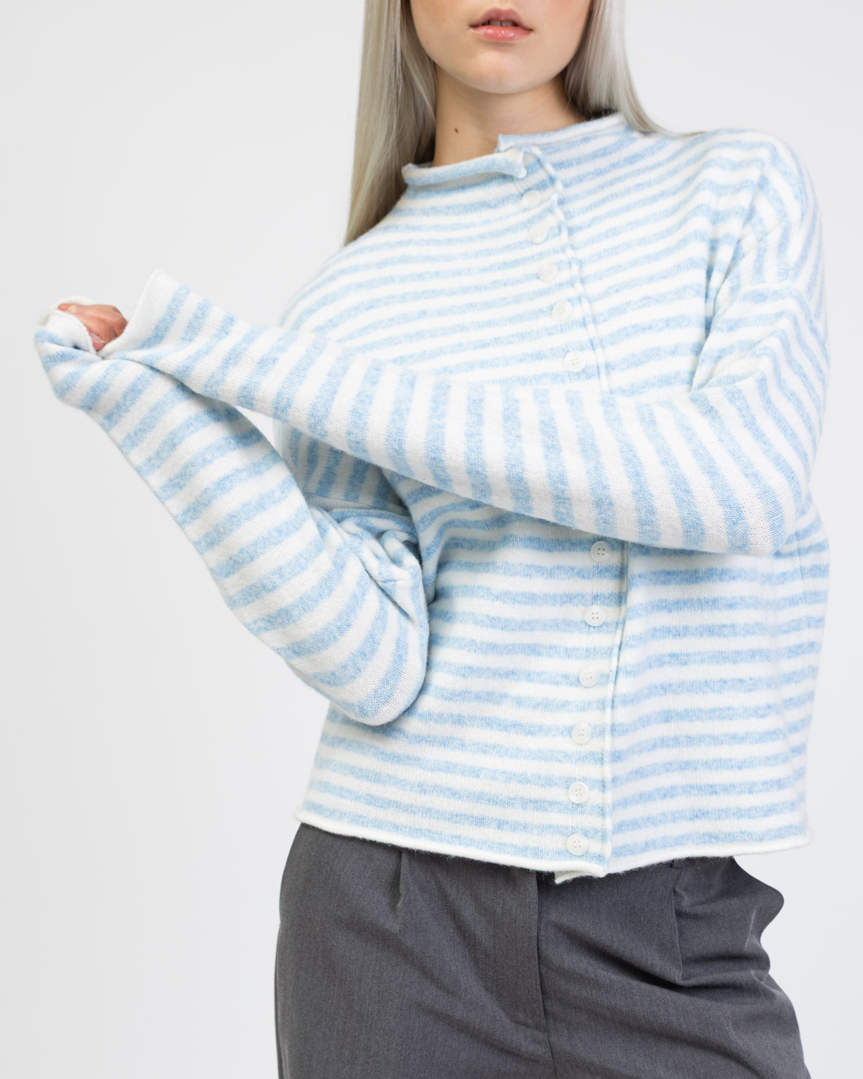 Gestreifte Strickjacke mit Stehkragen im Detail