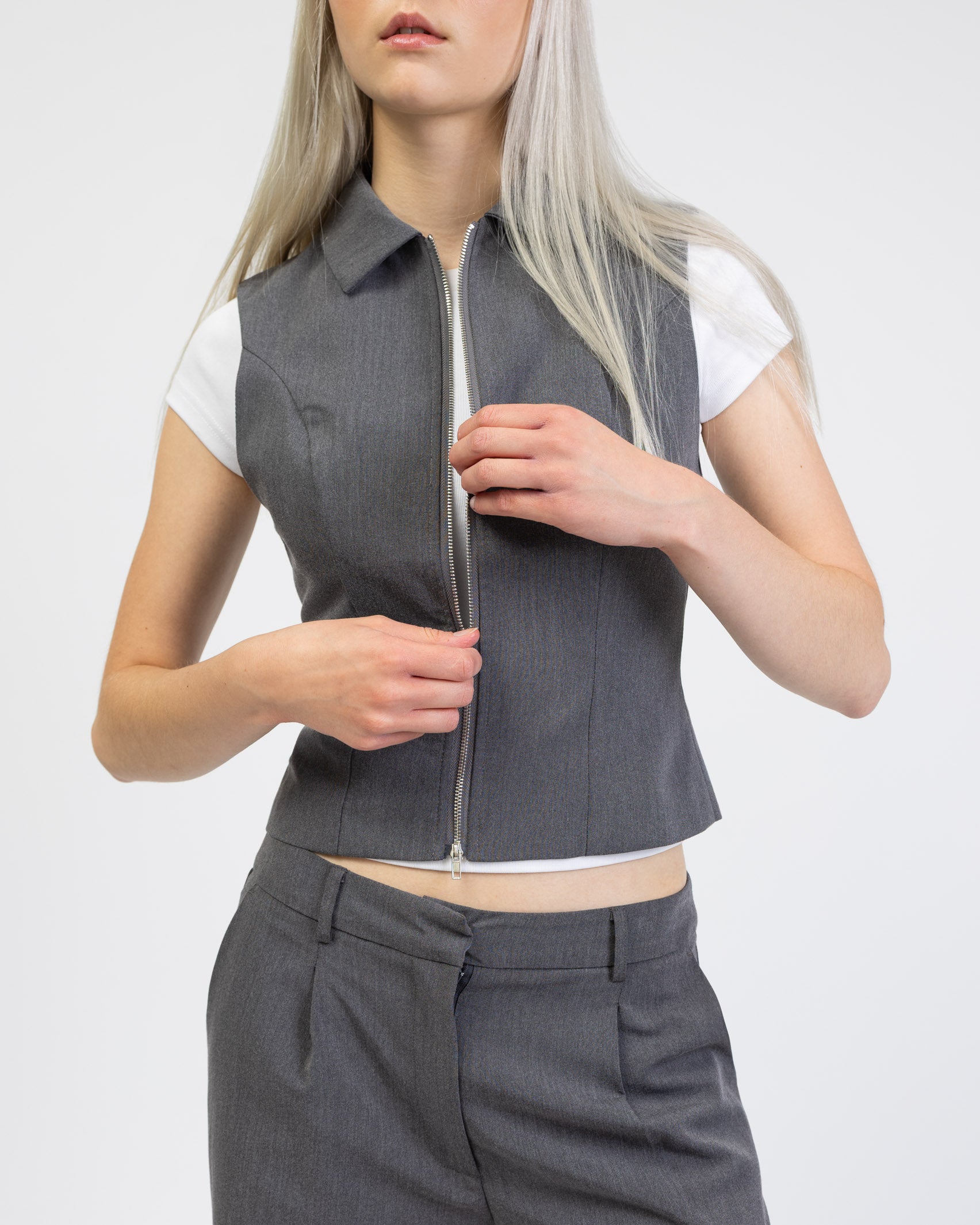 Kurzarmbluse mit Reißverschluss im Detail offen