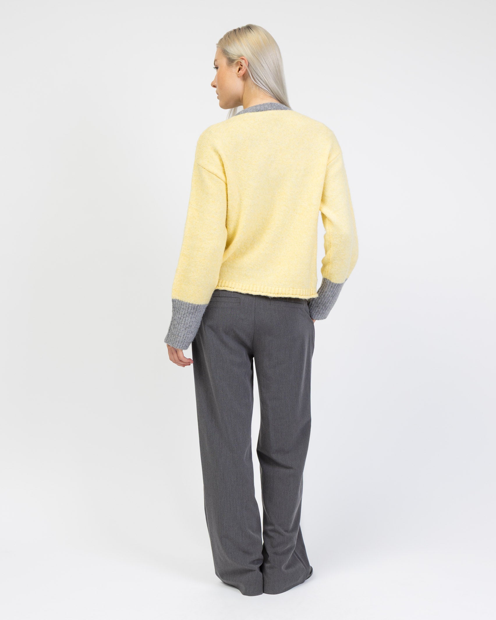 Strickjacke mit Kontrastbündchen von hinten