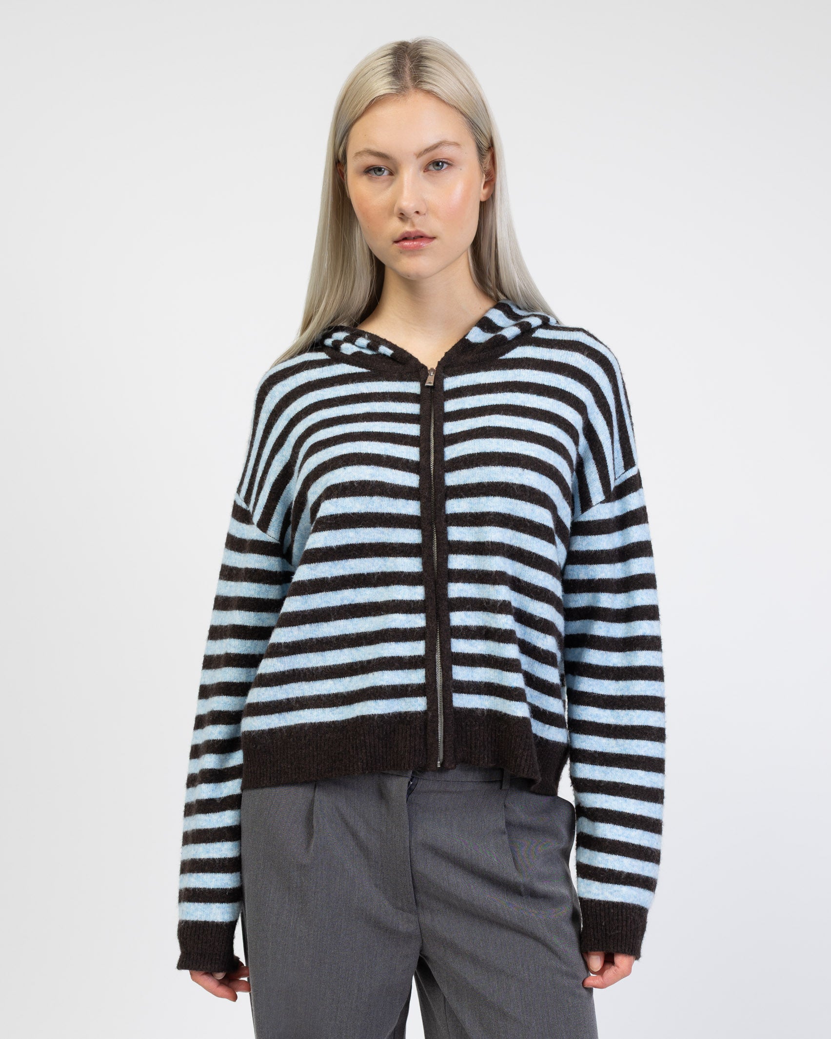 Gestreifte Strickjacke mit Kapuze von vorne