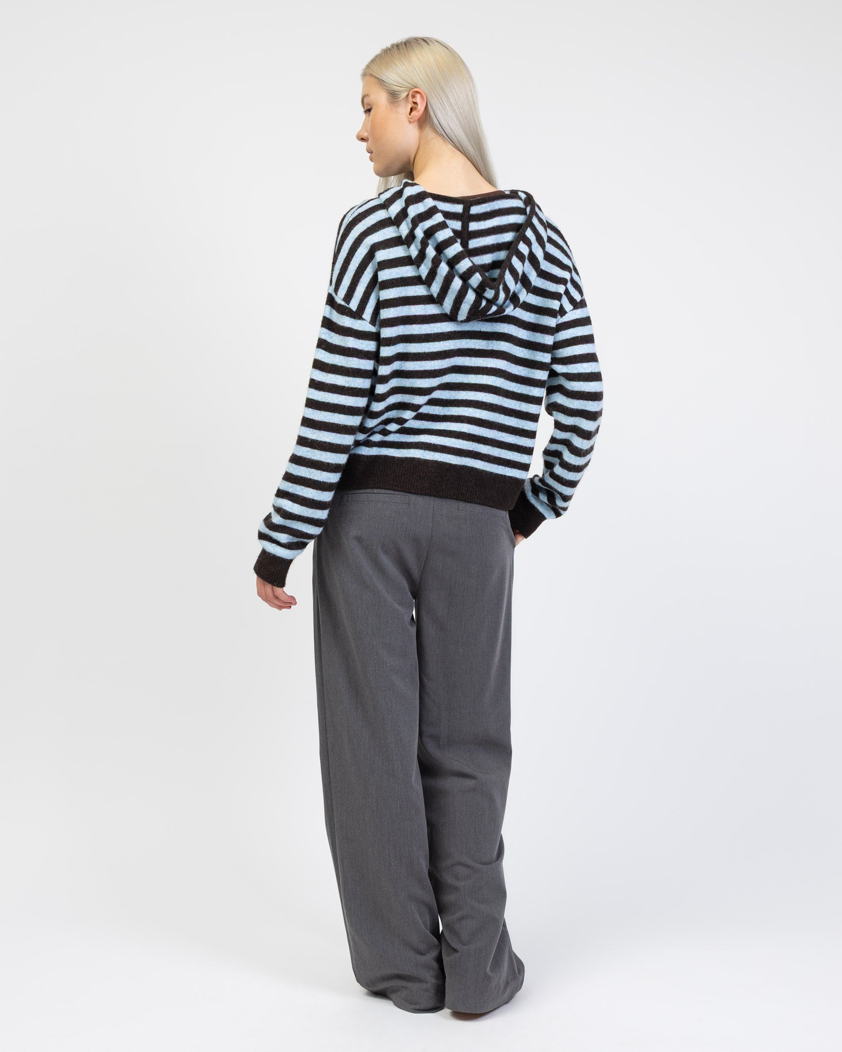 Gestreifte Strickjacke mit Kapuze von hinten