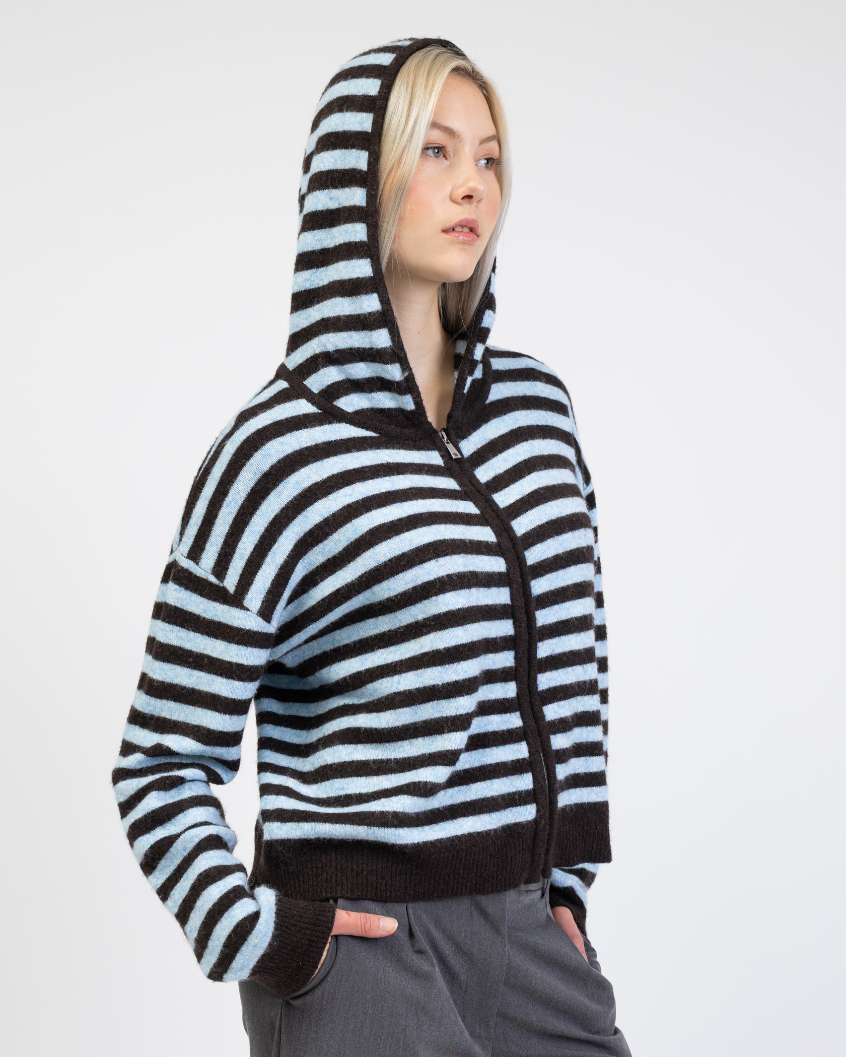 Gestreifte Strickjacke mit Kapuze von der Seite