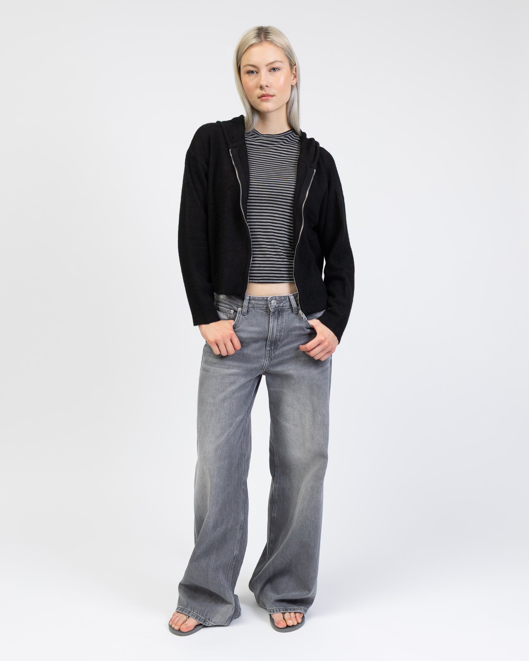 Strickjacke mit Kapuze kombiniert mit grauer Jeans