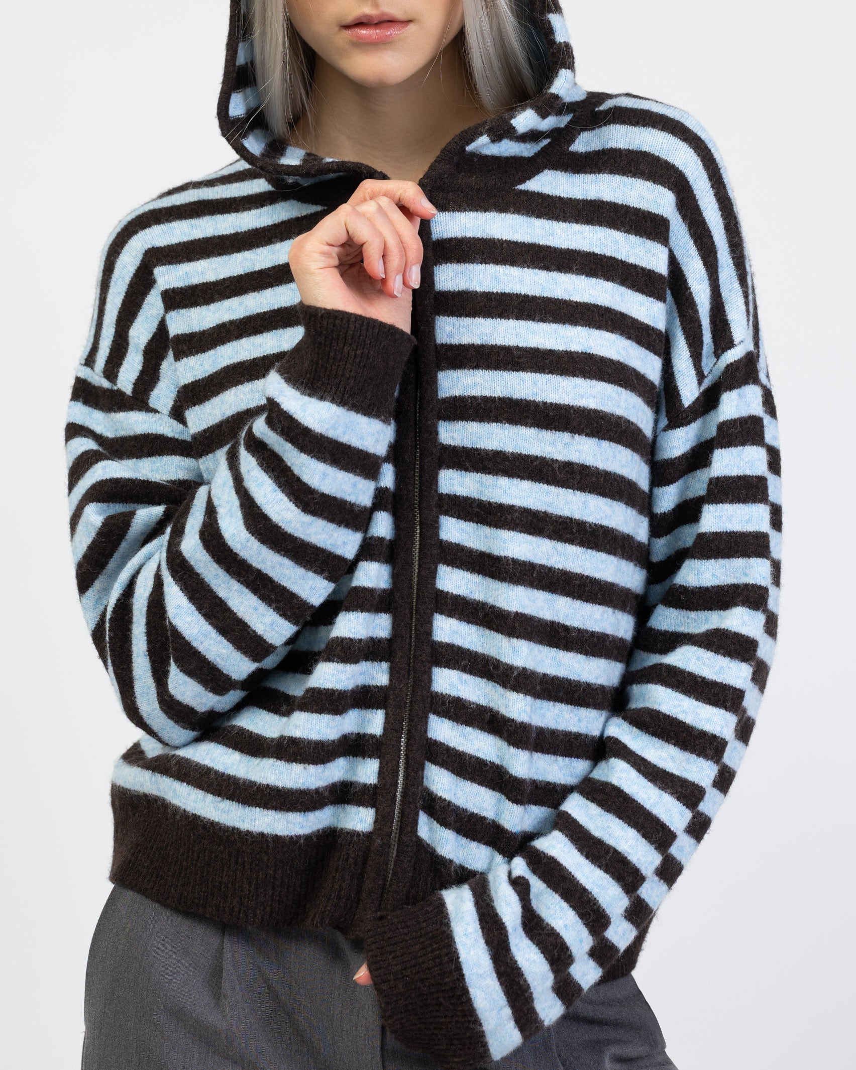 Gestreifte Strickjacke mit Kapuze im Detail