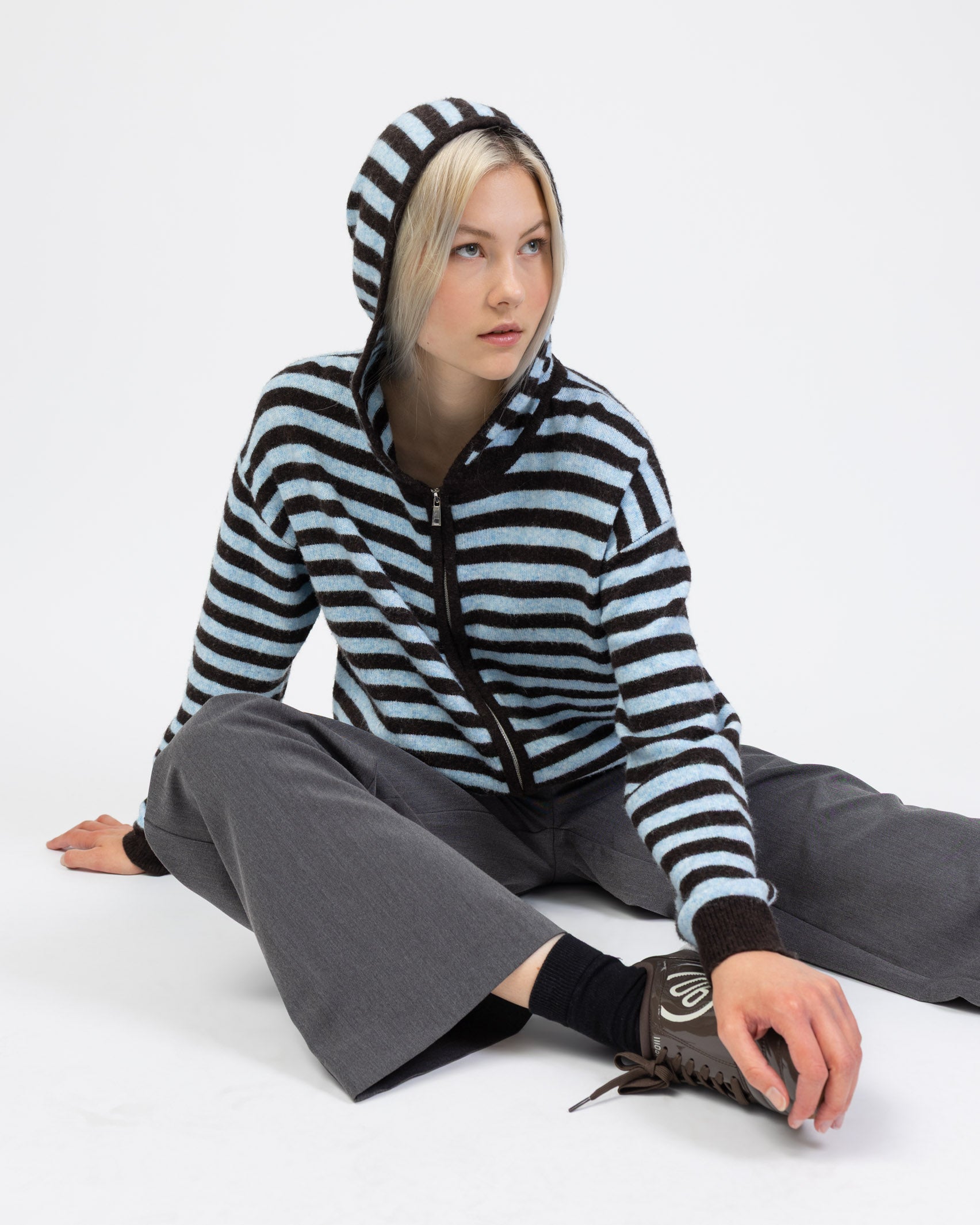 Gestreifte Strickjacke mit Kapuze sitzend