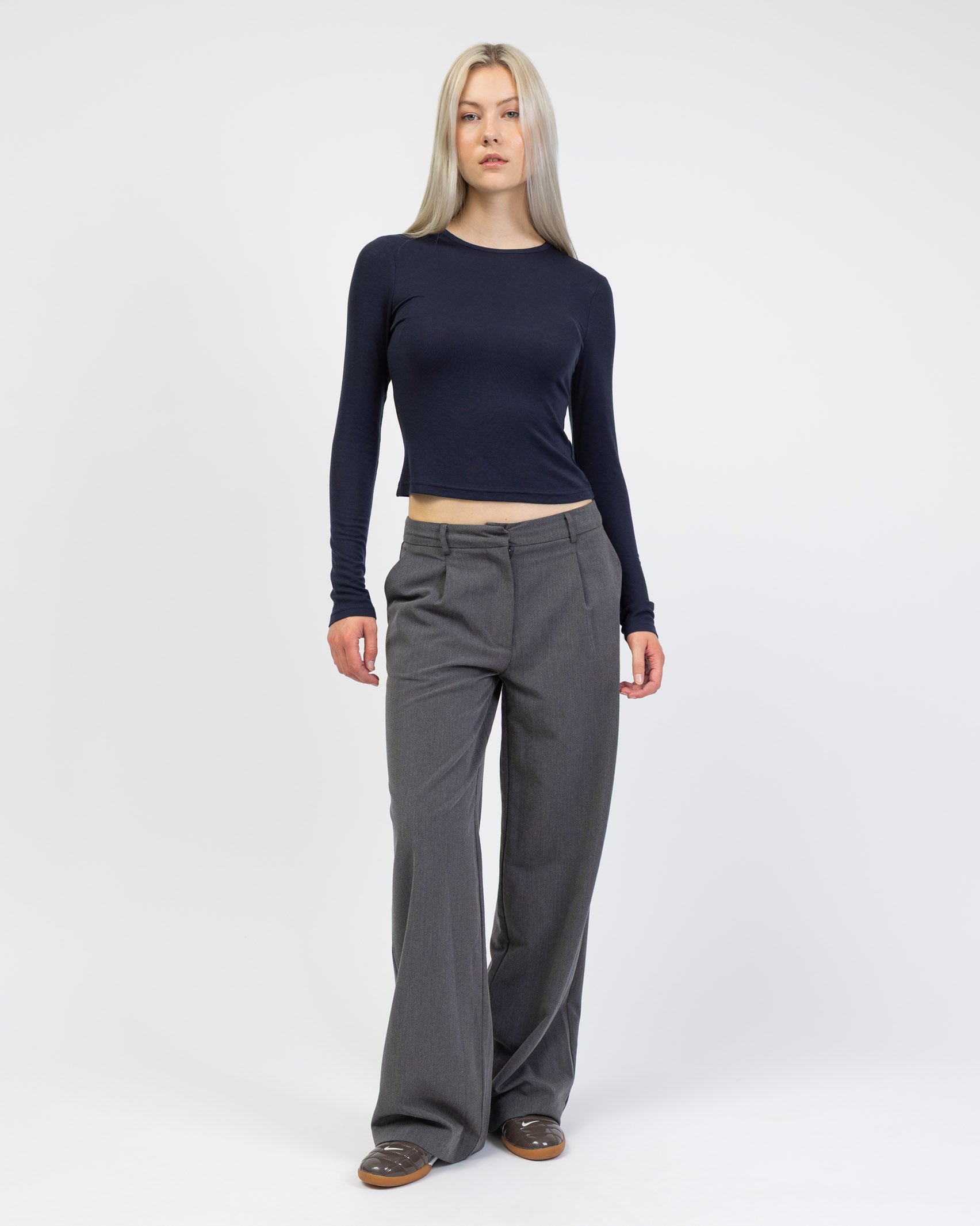 Langarmshirt mit Rundhalsausschnitt kombiinert mit grauer Hose