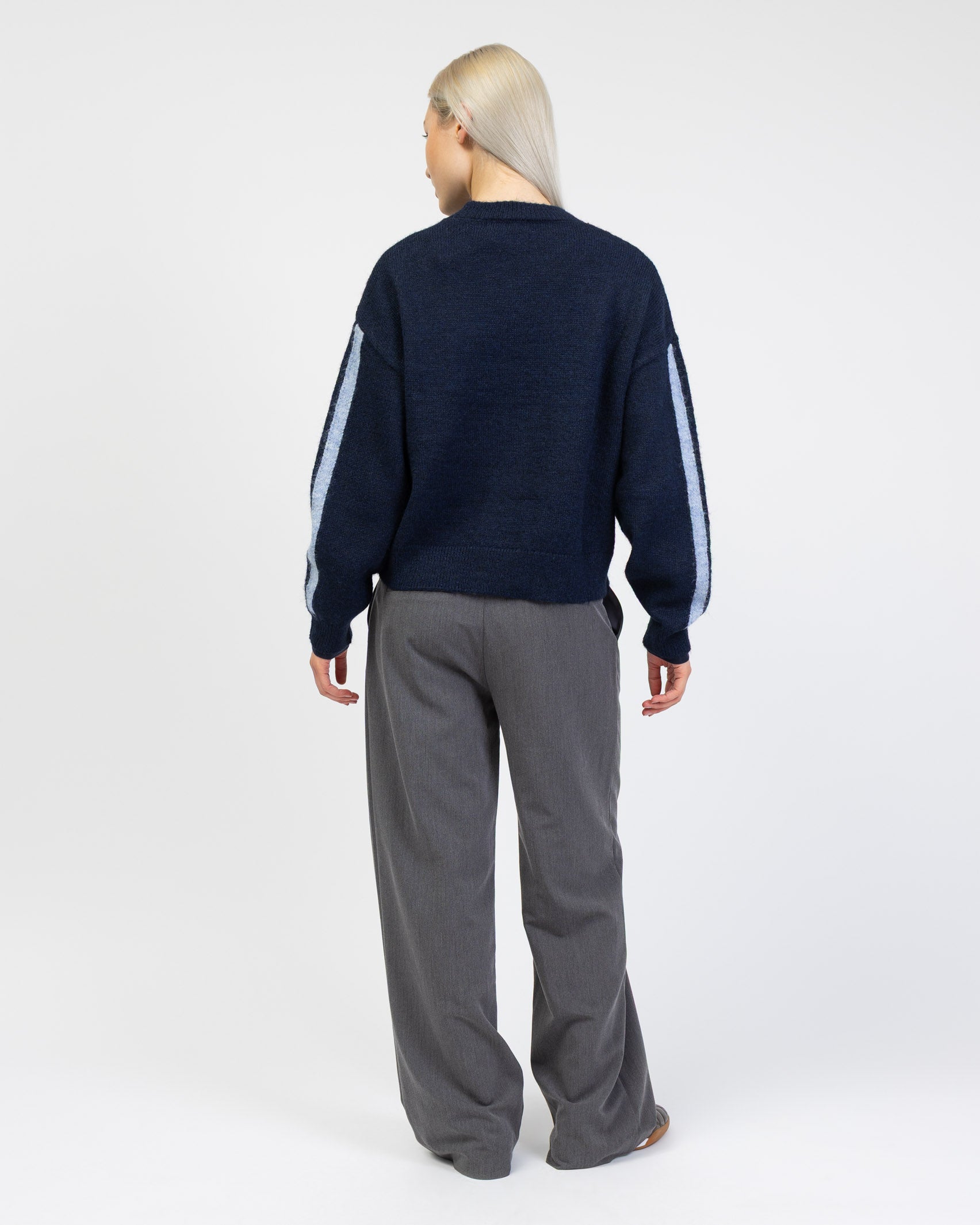 Strickpullover mit Streifendetails von hinten