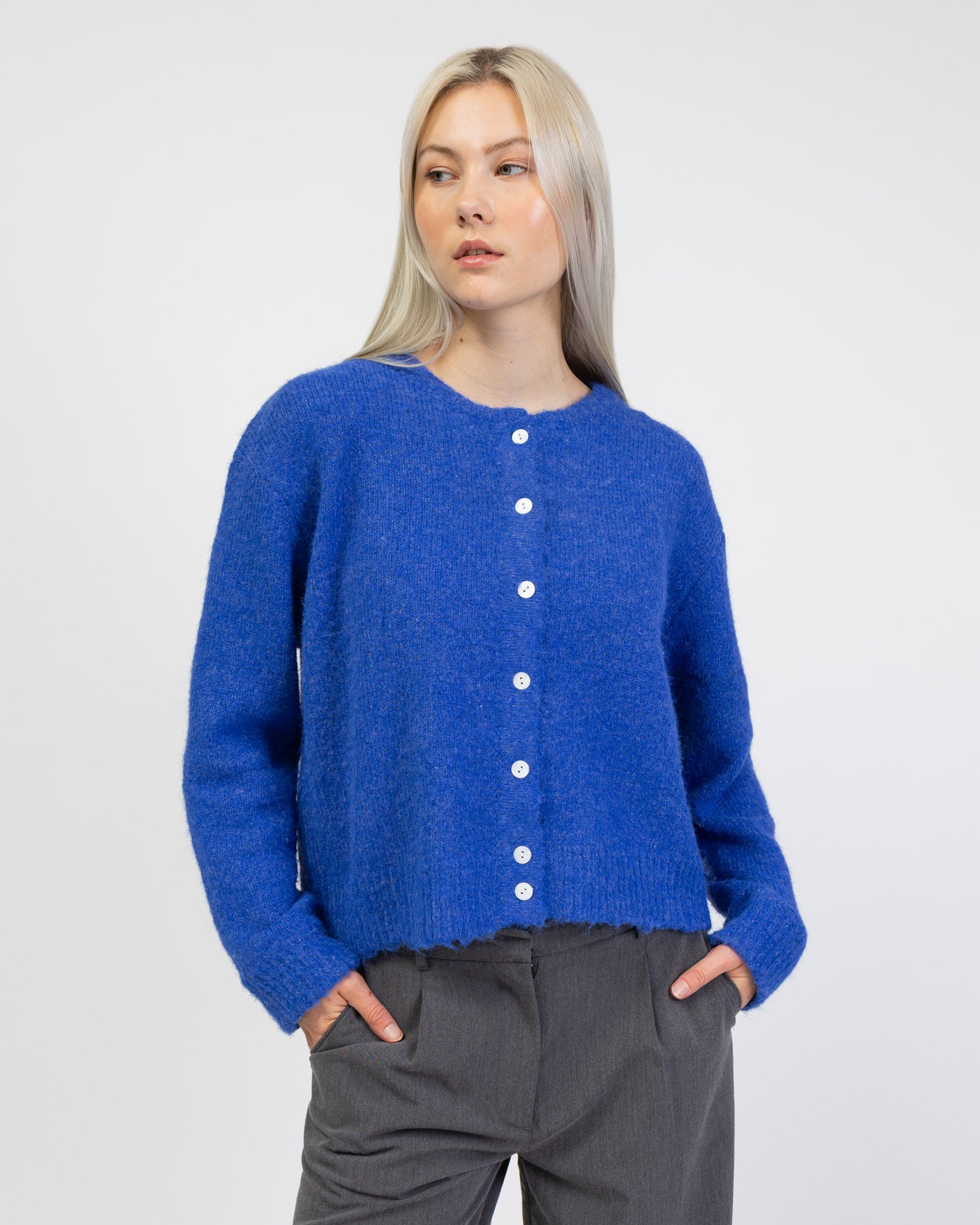 Weiche lockere Strickjacke von vorne