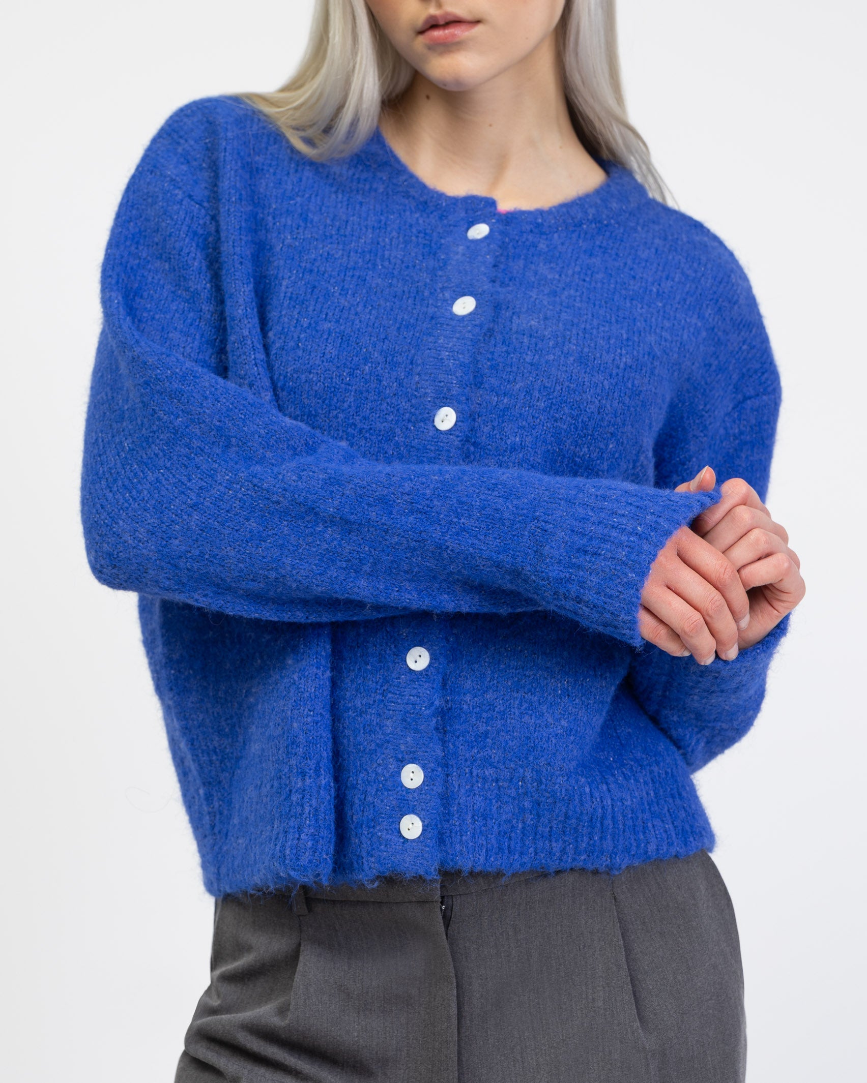 Weiche lockere Strickjacke im Detail