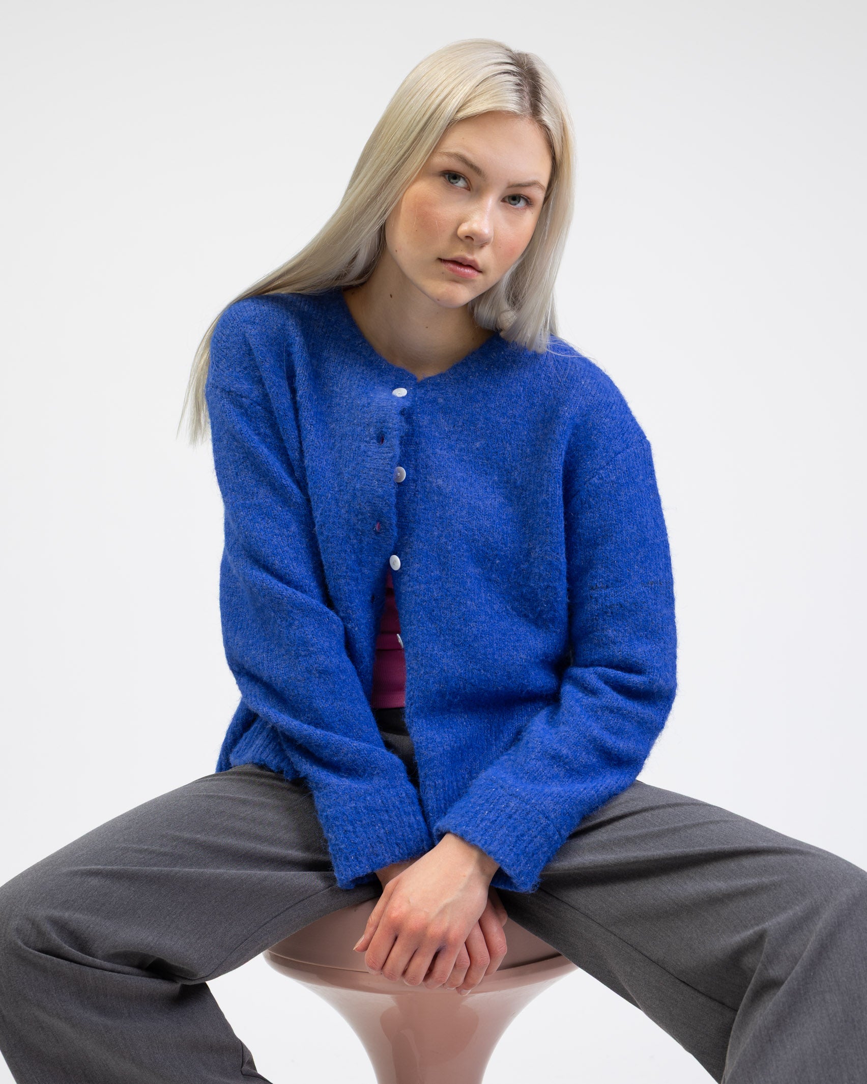 Weiche lockere Strickjacke im Sitzen