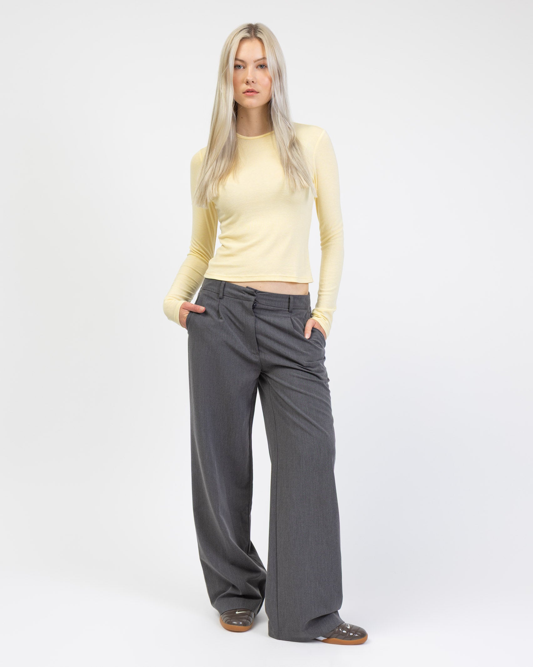 Langarmshirt mit Rundhalsausschnitt kombiniert mit Anzughose