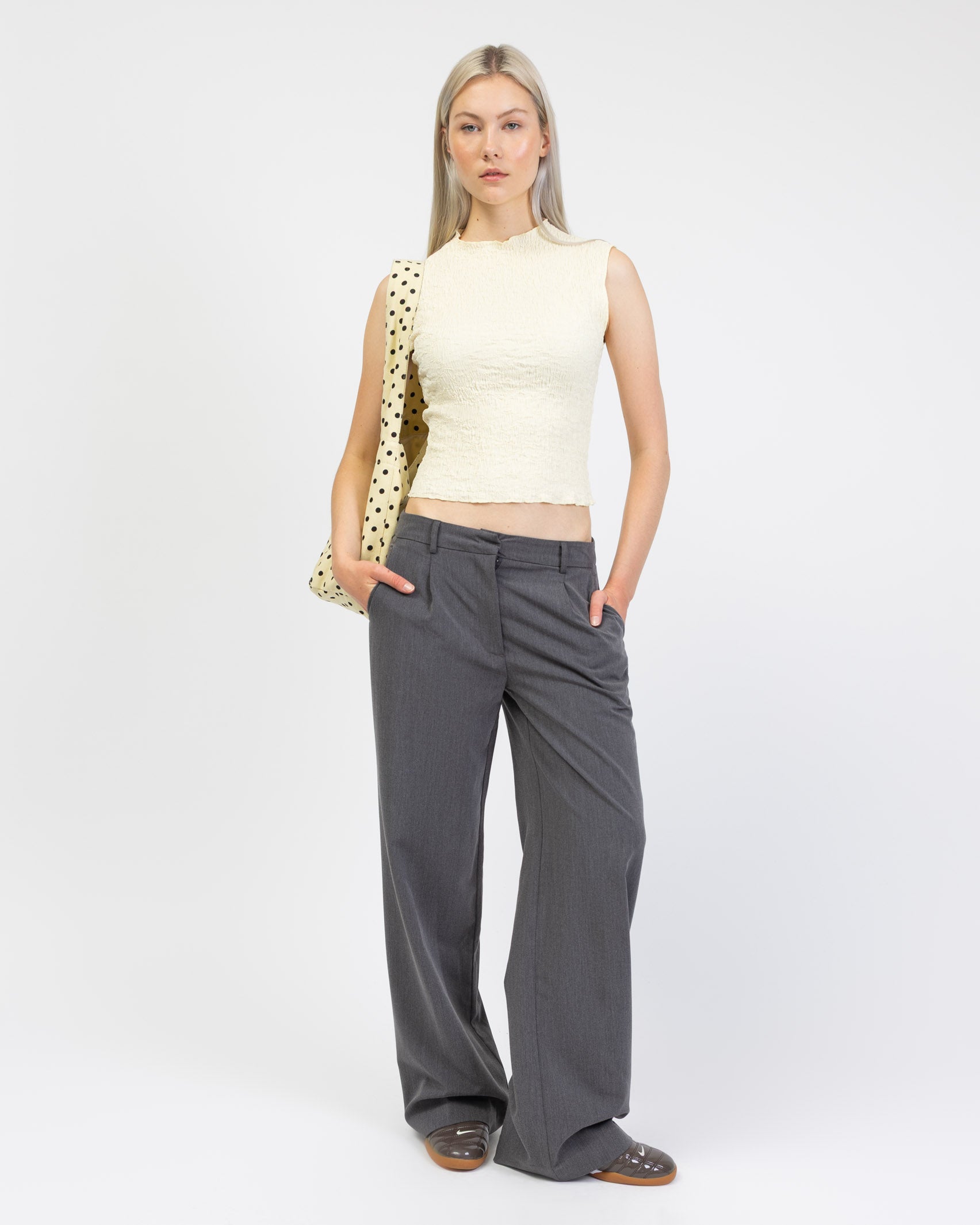 Top aus gecrinkeltem Material kombiniert mit grauer Hose