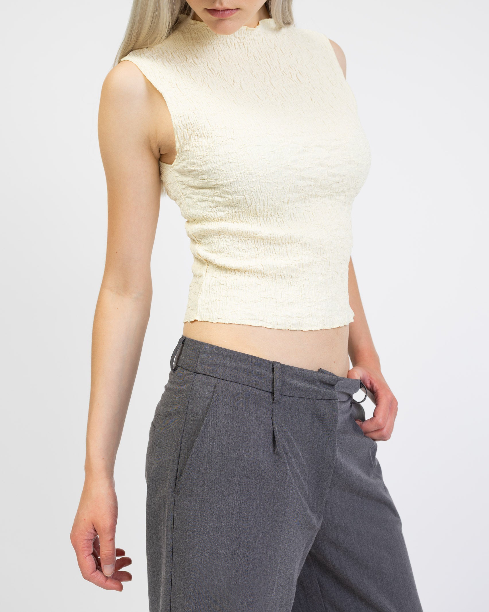 Top aus gecrinkeltem Material im Detail