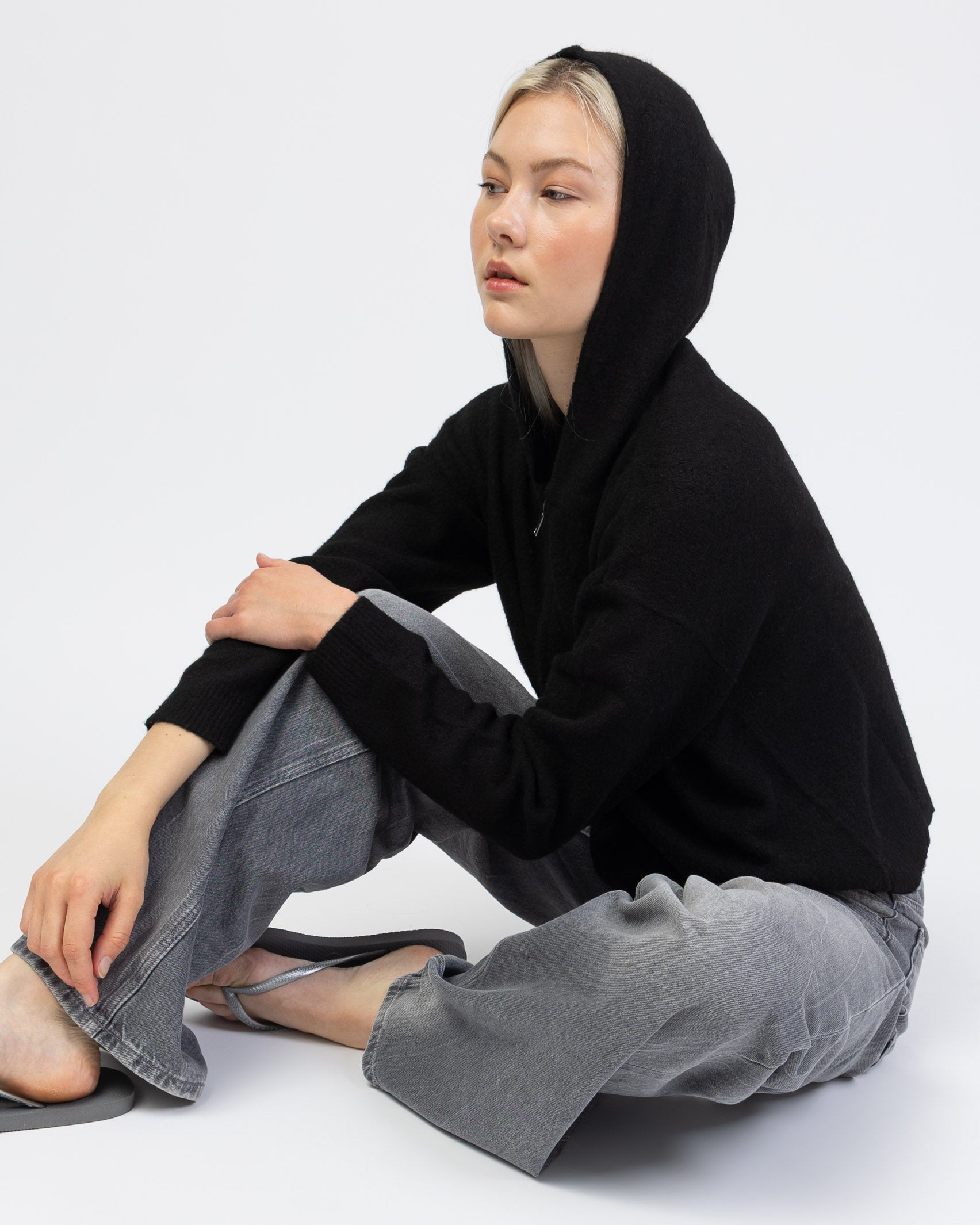 Strickjacke mit Kapuze sitzend