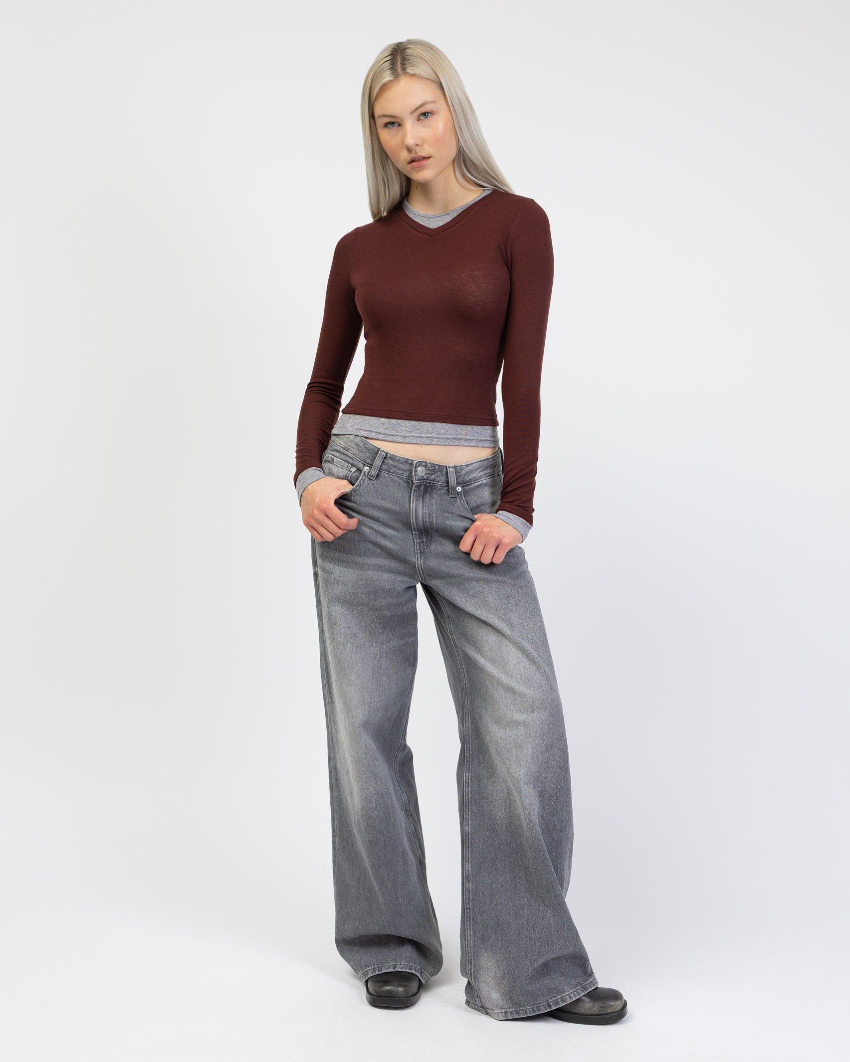 Langarmshirt mit Layering-Effekt kombiniert mit grauer Jeans