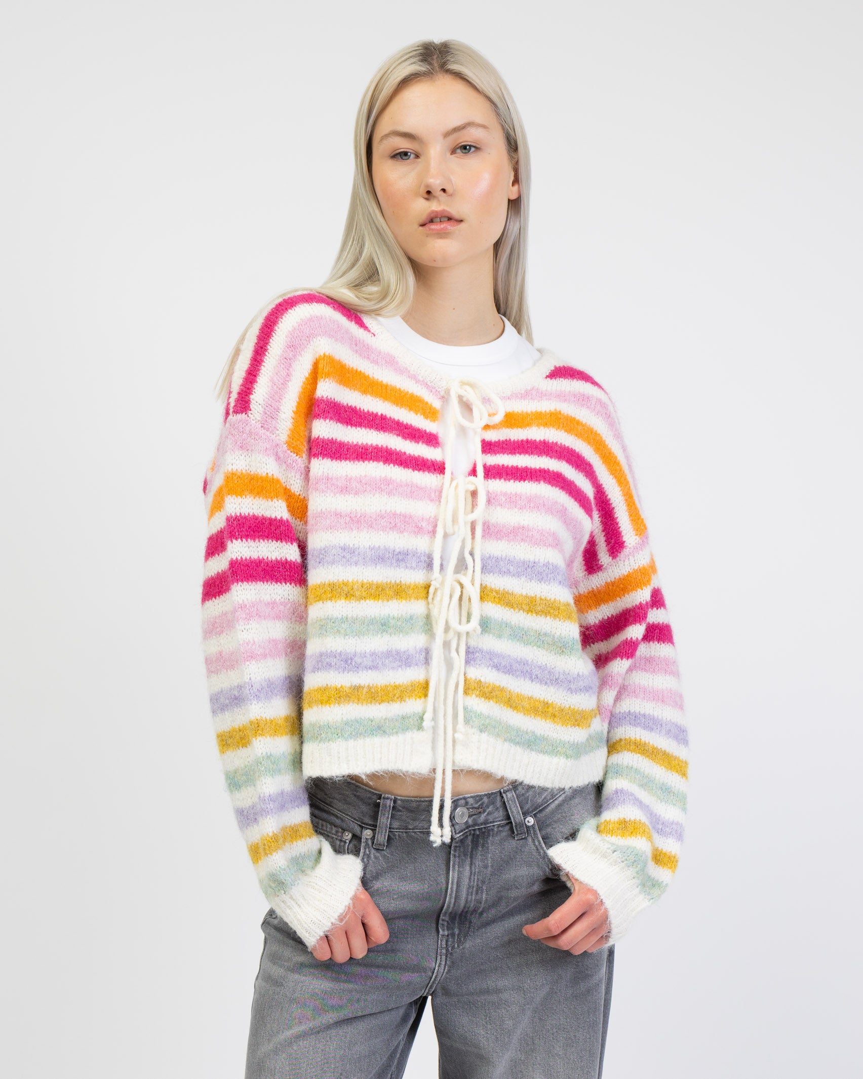 Gestreifte Strickjacke mit Bindebändern von vorne