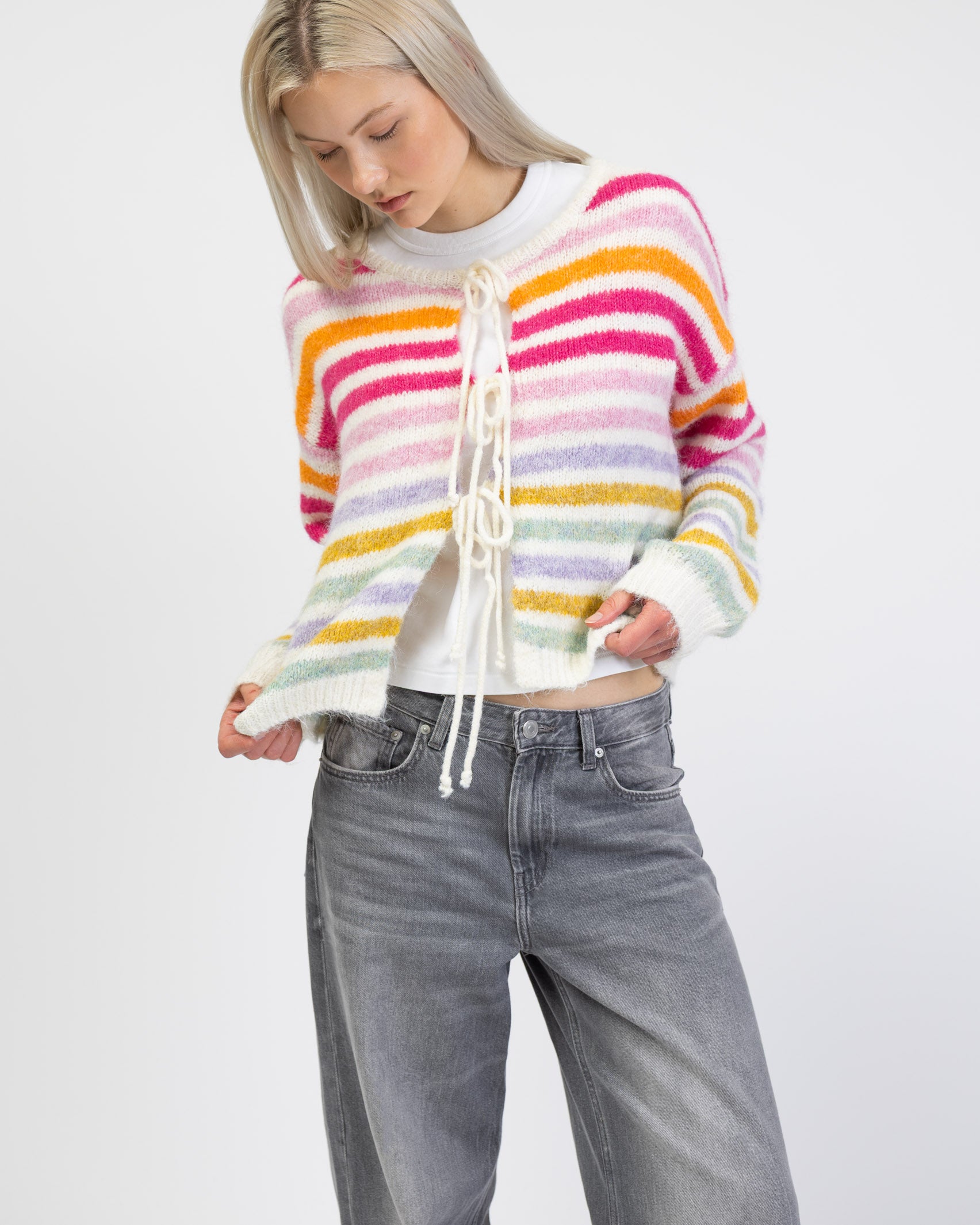 Gestreifte Strickjacke mit Bindebändern von vorne