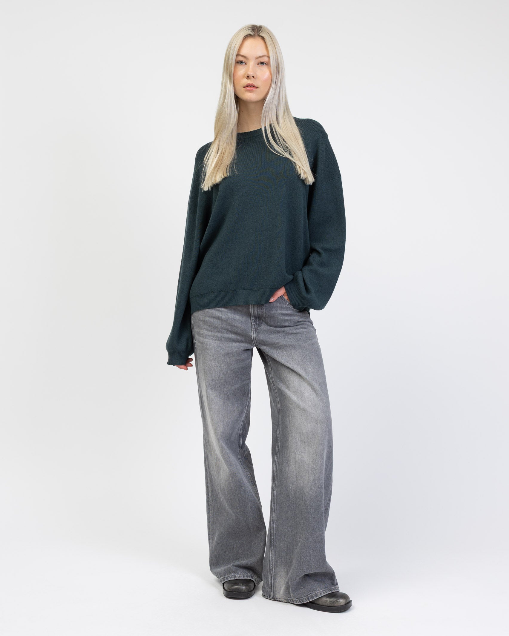 Klassischer Pullover mit Rundhalsausschnitt kombiniert mit grauer Jeans