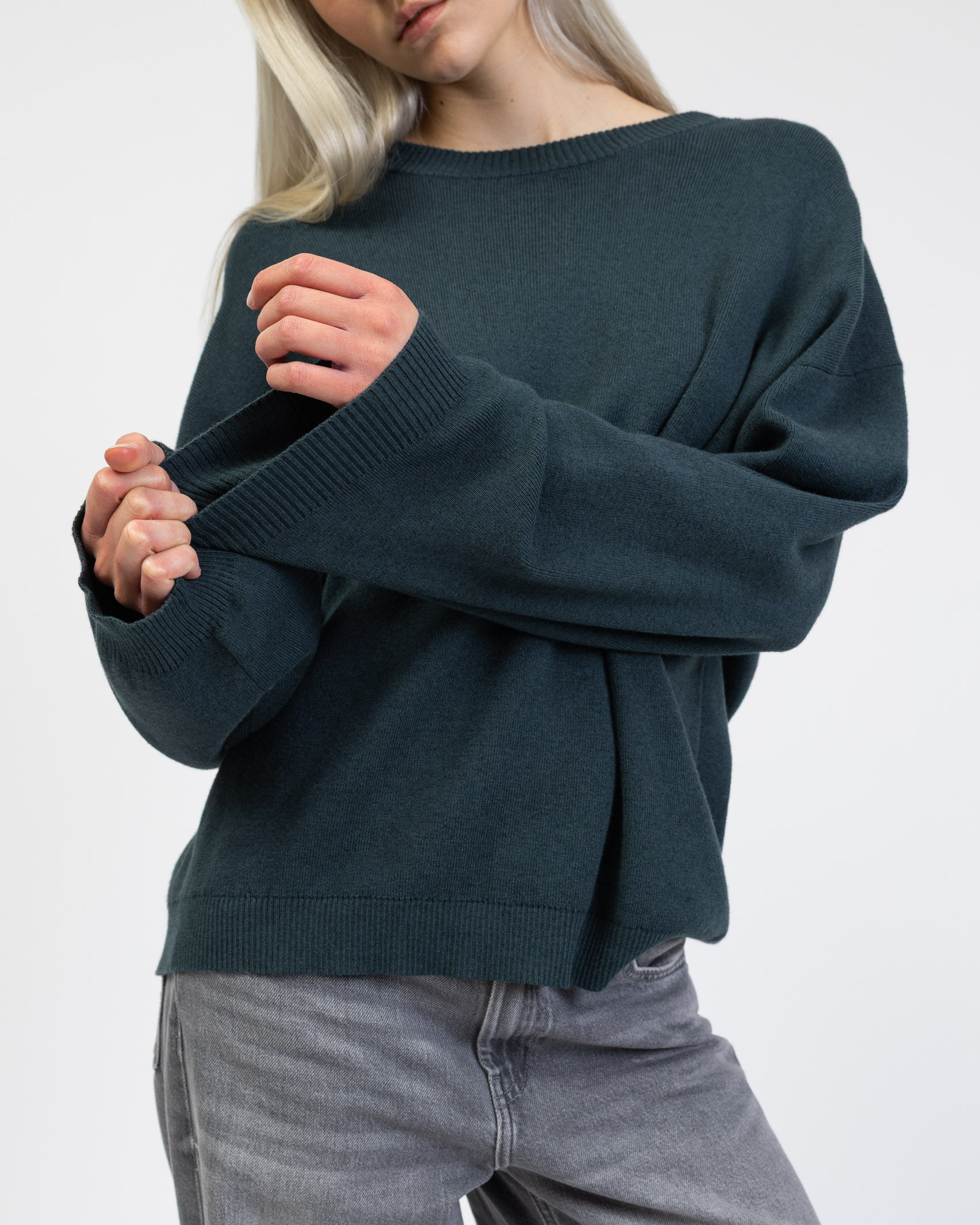 Klassischer Pullover mit Rundhalsausschnitt im Detail
