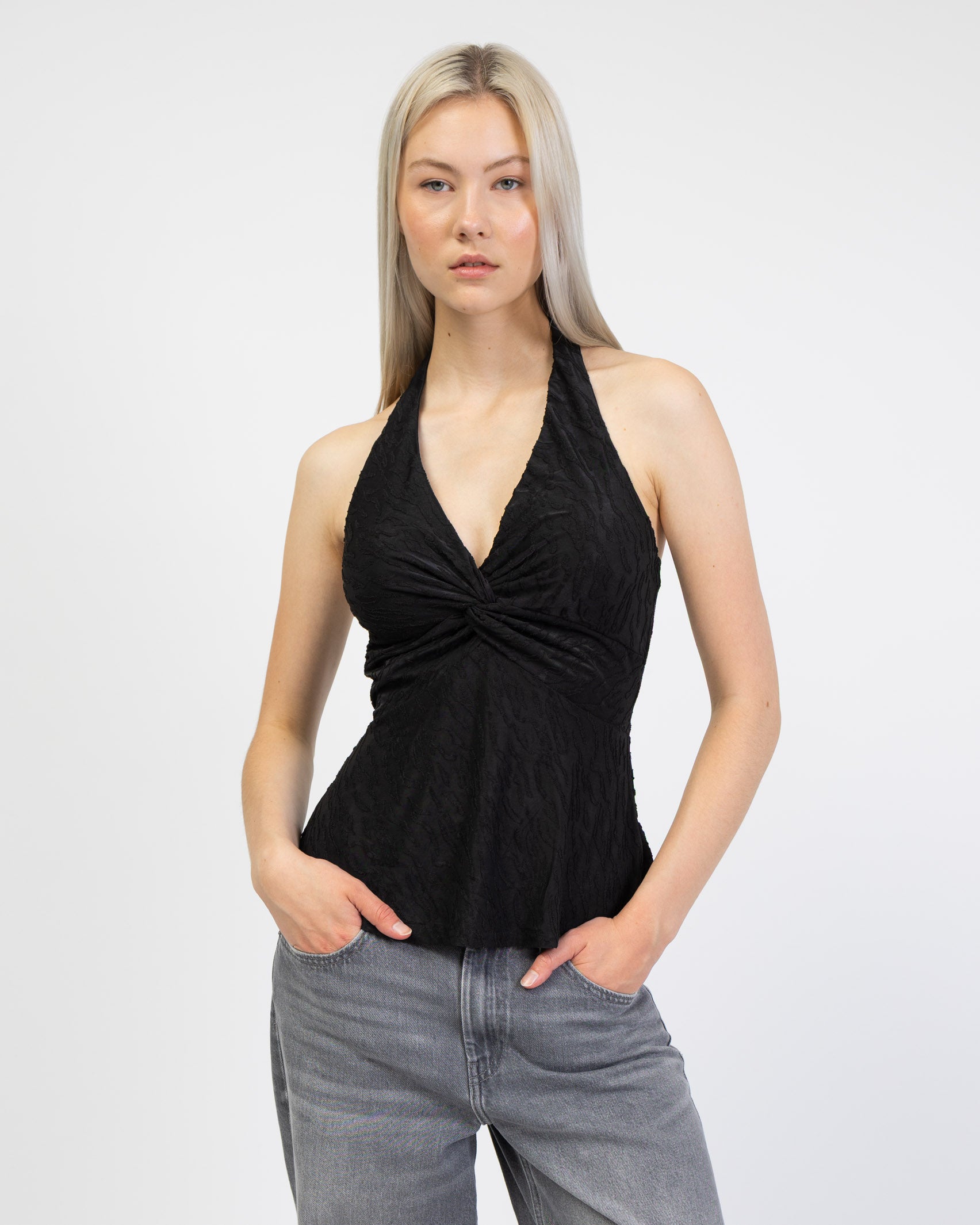 Neckholder-Top mit Strukturmuster von vorne
