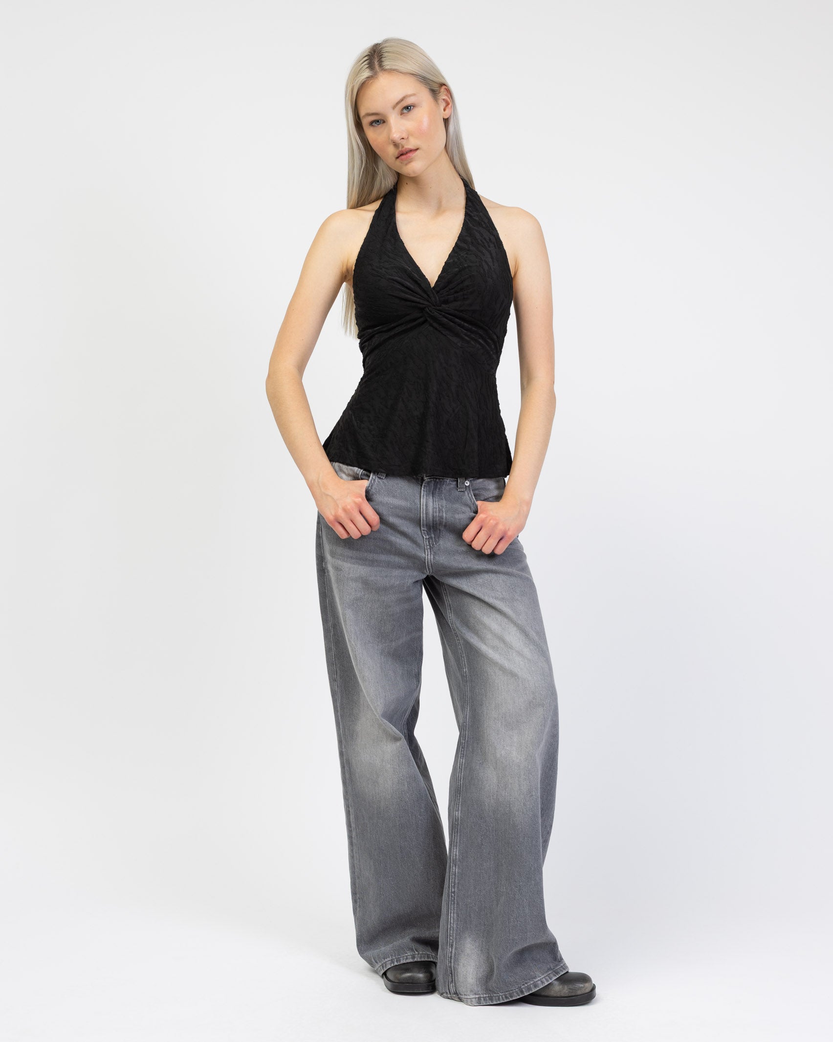 Neckholder-Top mit Strukturmuster kombiniert mit Jeans