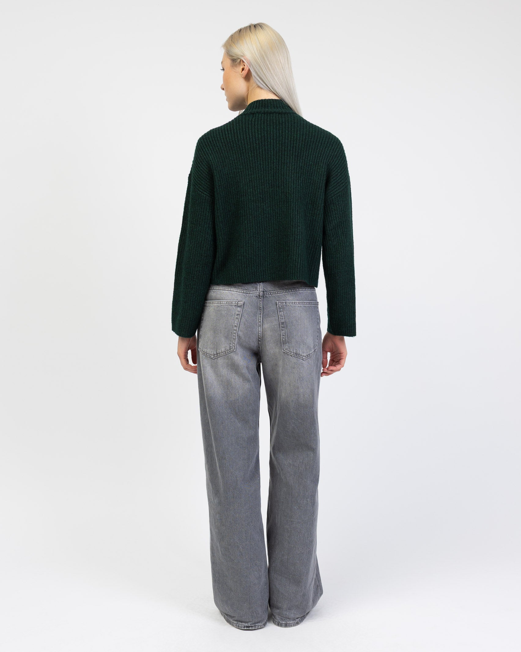 Gerippter Pullover mit Stehkragen von hinten