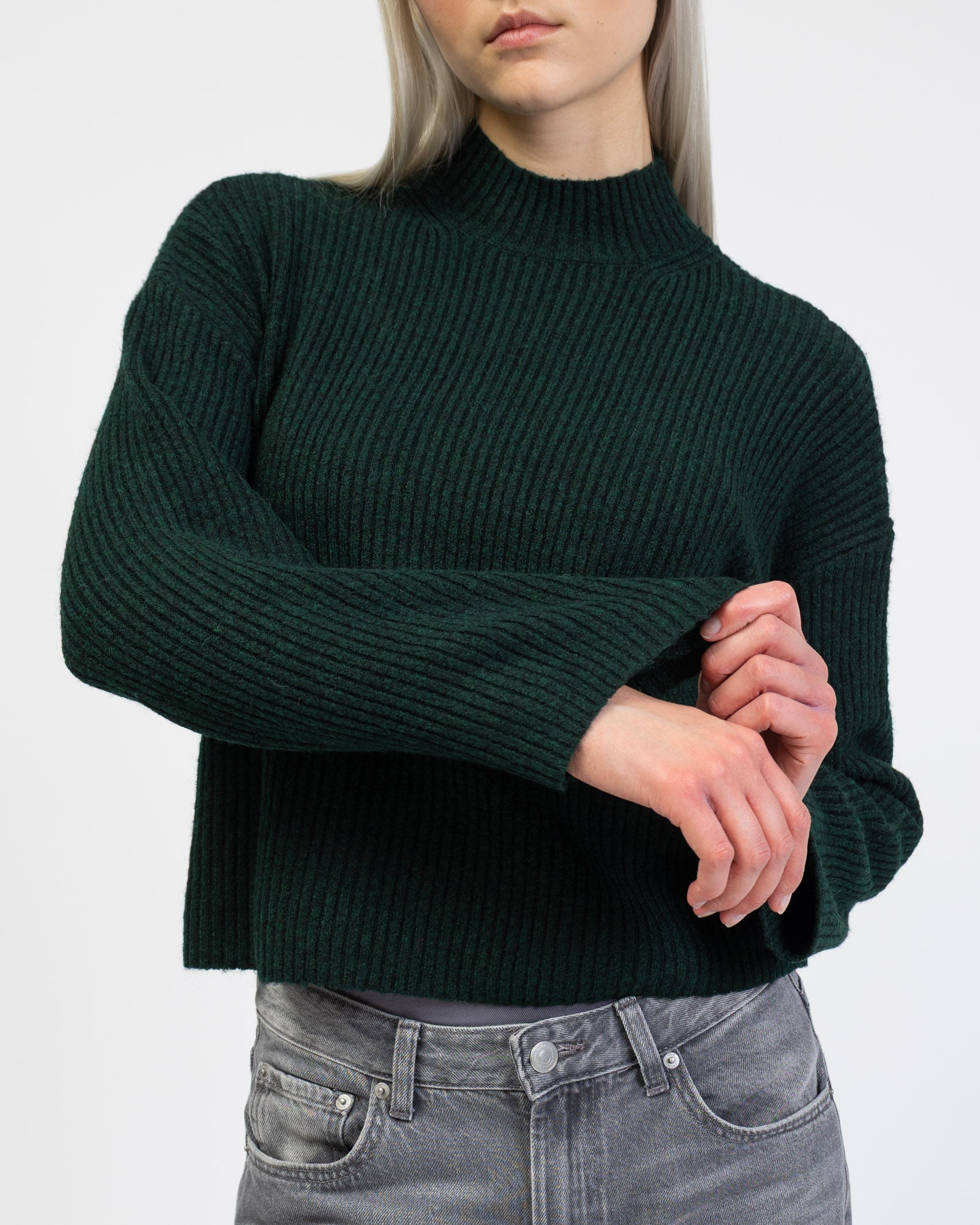 Gerippter Pullover mit Stehkragen im Detail