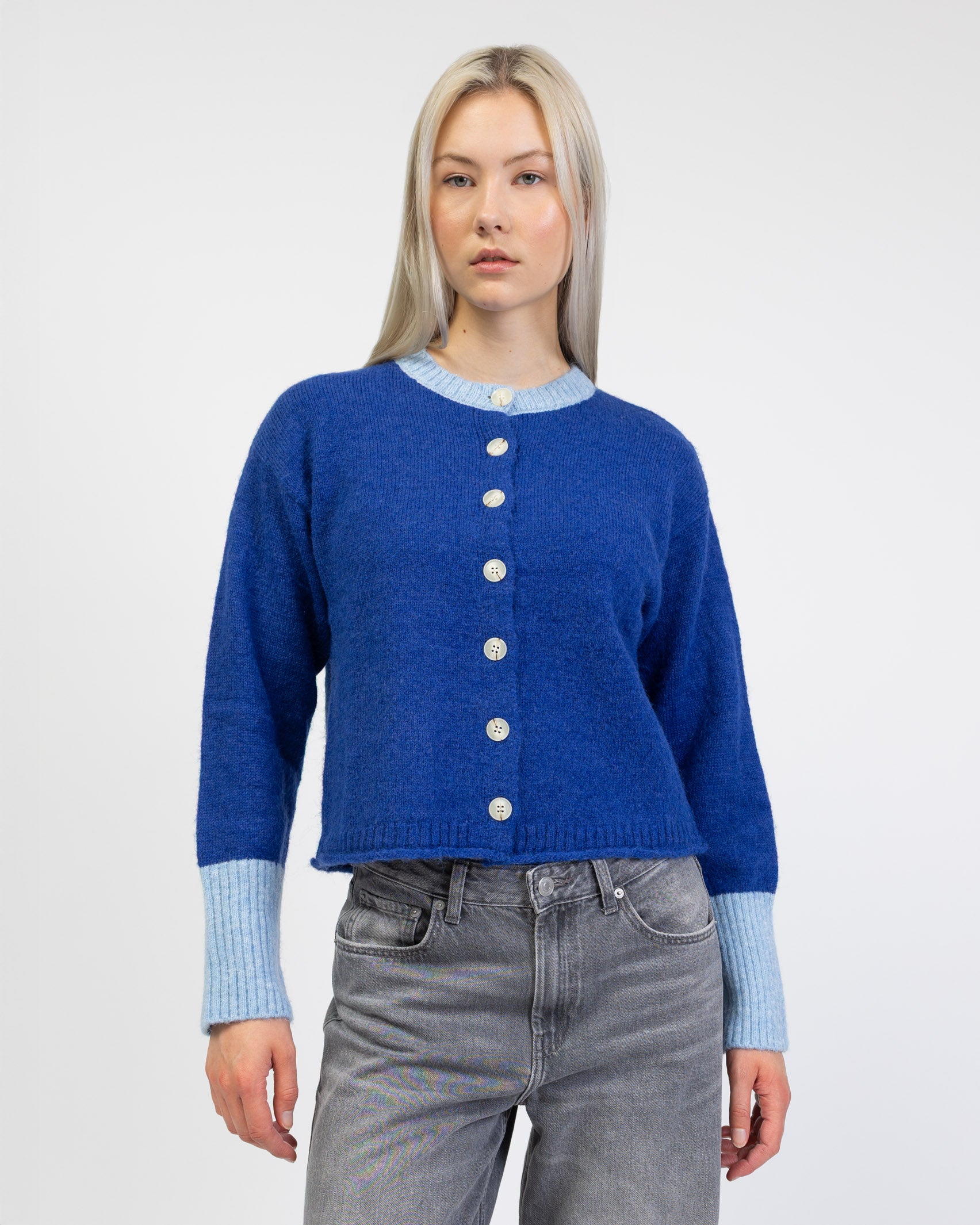 Strickjacke mit Kontrastbündchen von vorne