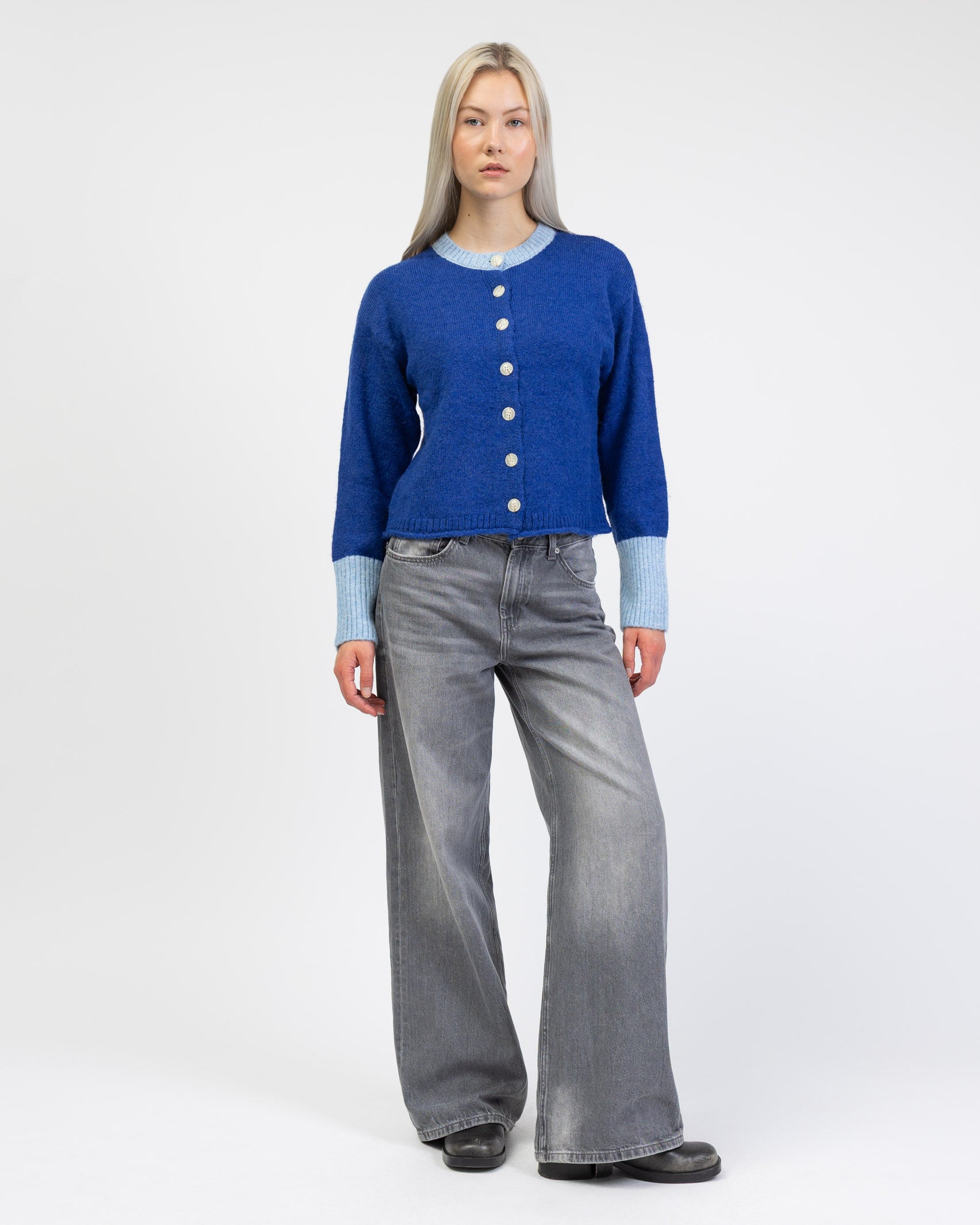 Strickjacke mit Kontrastbündchen kombiniert mit Jeans