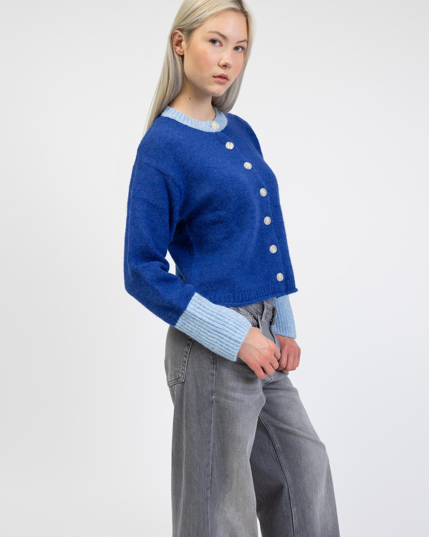 Strickjacke mit Kontrastbündchen von der Seite