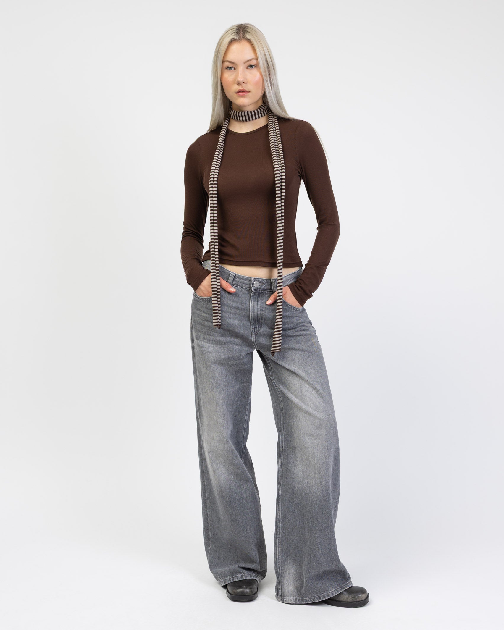 Langarmshirt mit Rundhalsausschnitt kombiniert mit Jeans und Schal