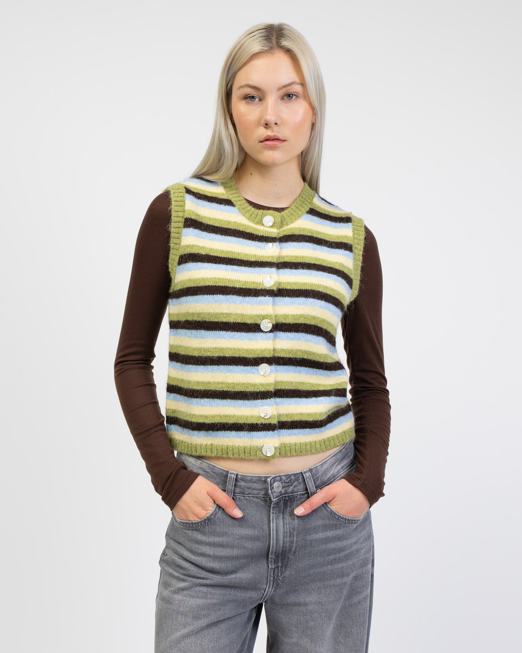 Gestreifter Pullunder mit Rundhalsausschnitt von vorne