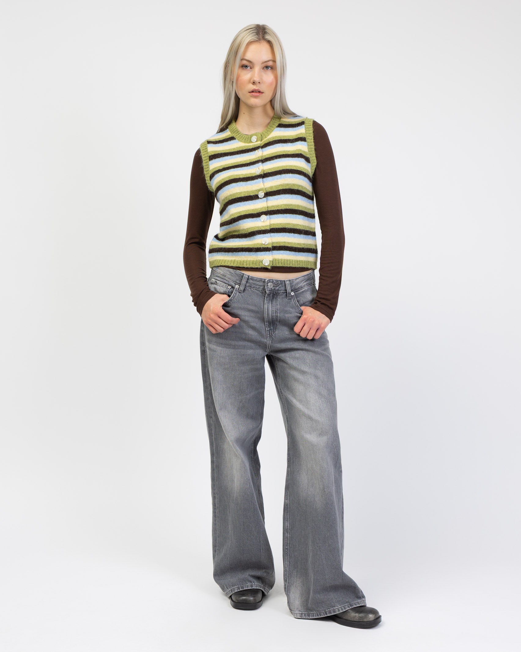 Gestreifter Pullunder mit Rundhalsausschnitt kombiniert mit grauer Jeans