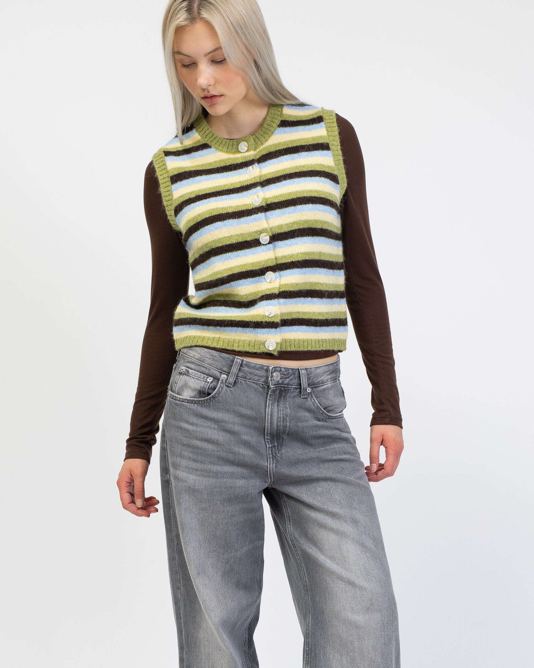 Gestreifter Pullunder mit Rundhalsausschnitt von vorne