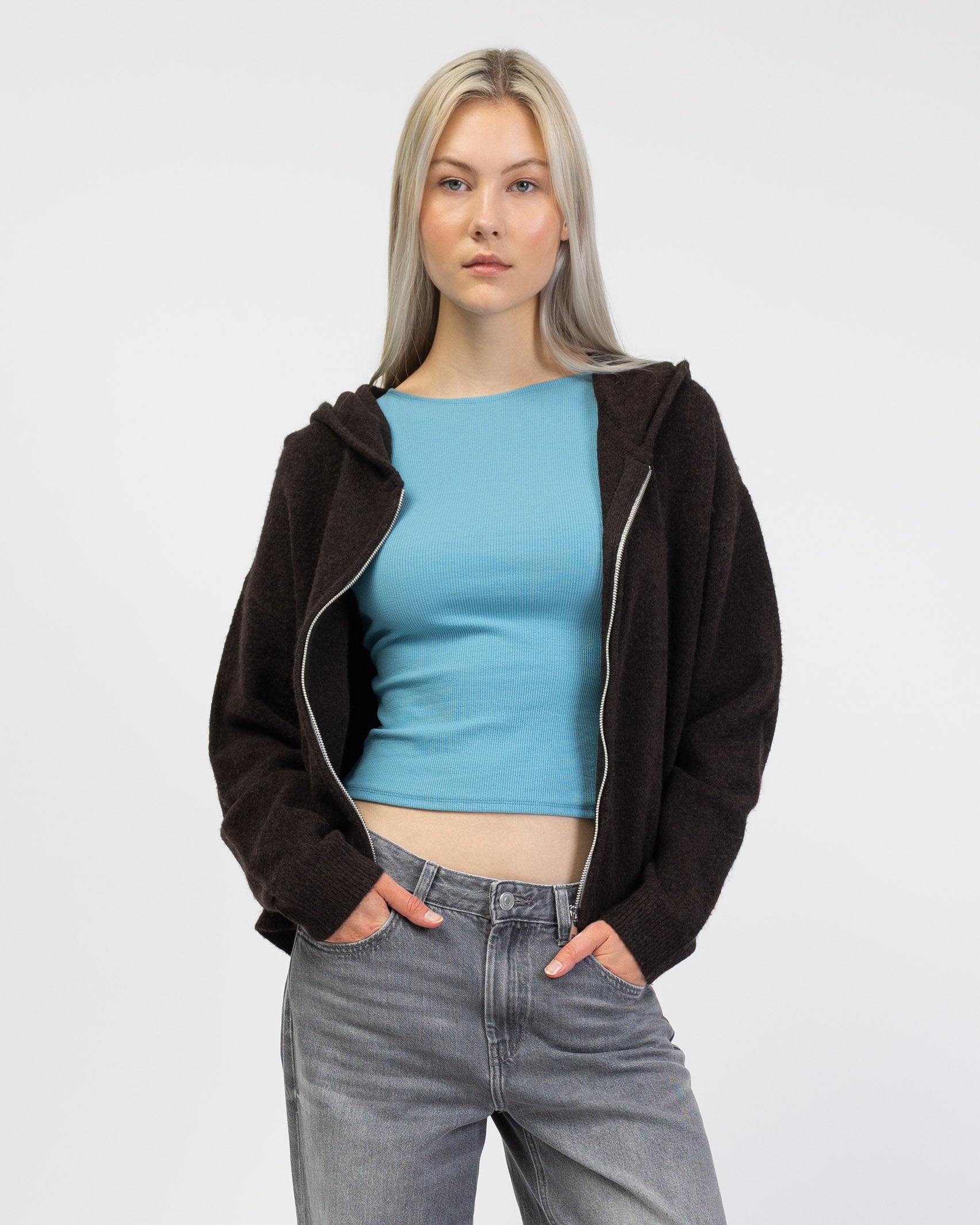 Strickjacke mit Kapuze offen