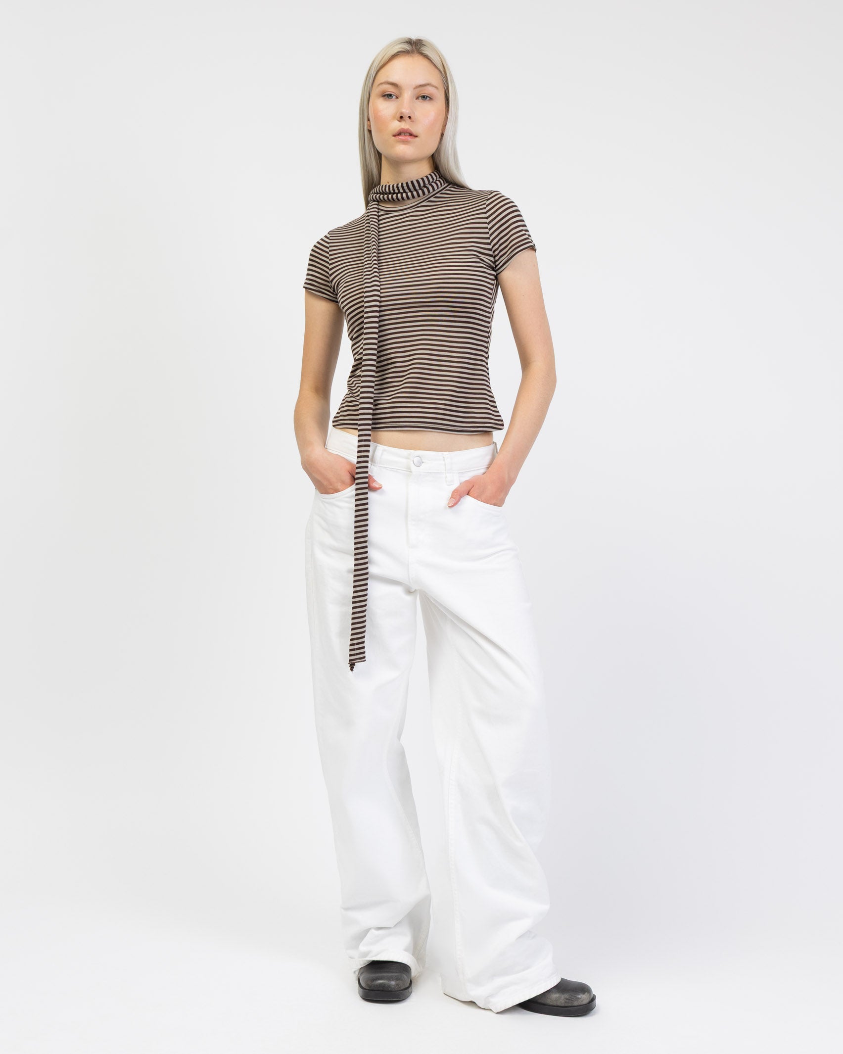 Gestreiftes Shirt mit Rundhalsauschnitt kombiniert mit weißer Jeans