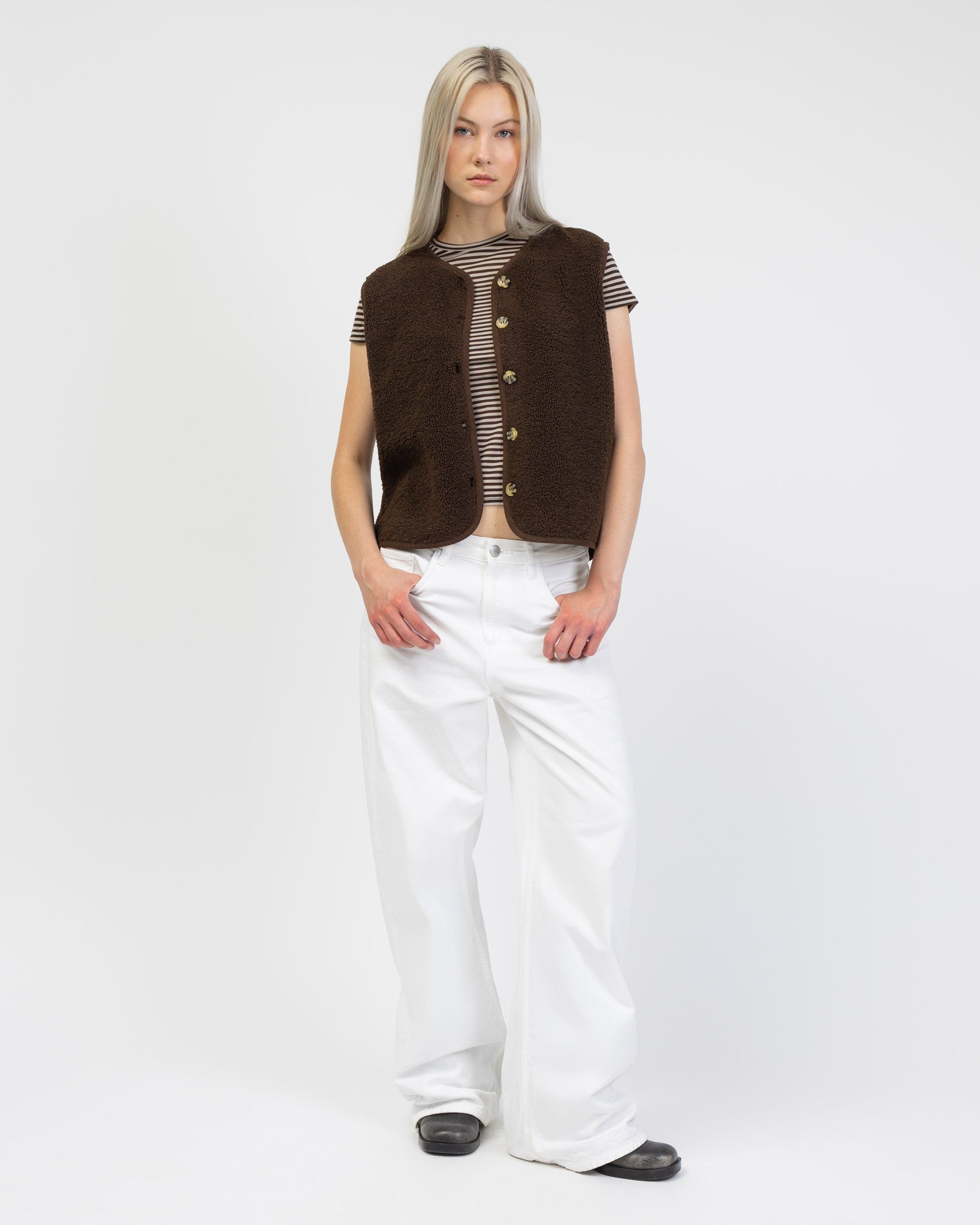 Einfarbige Teddyweste kombinert mit weißer Jeans