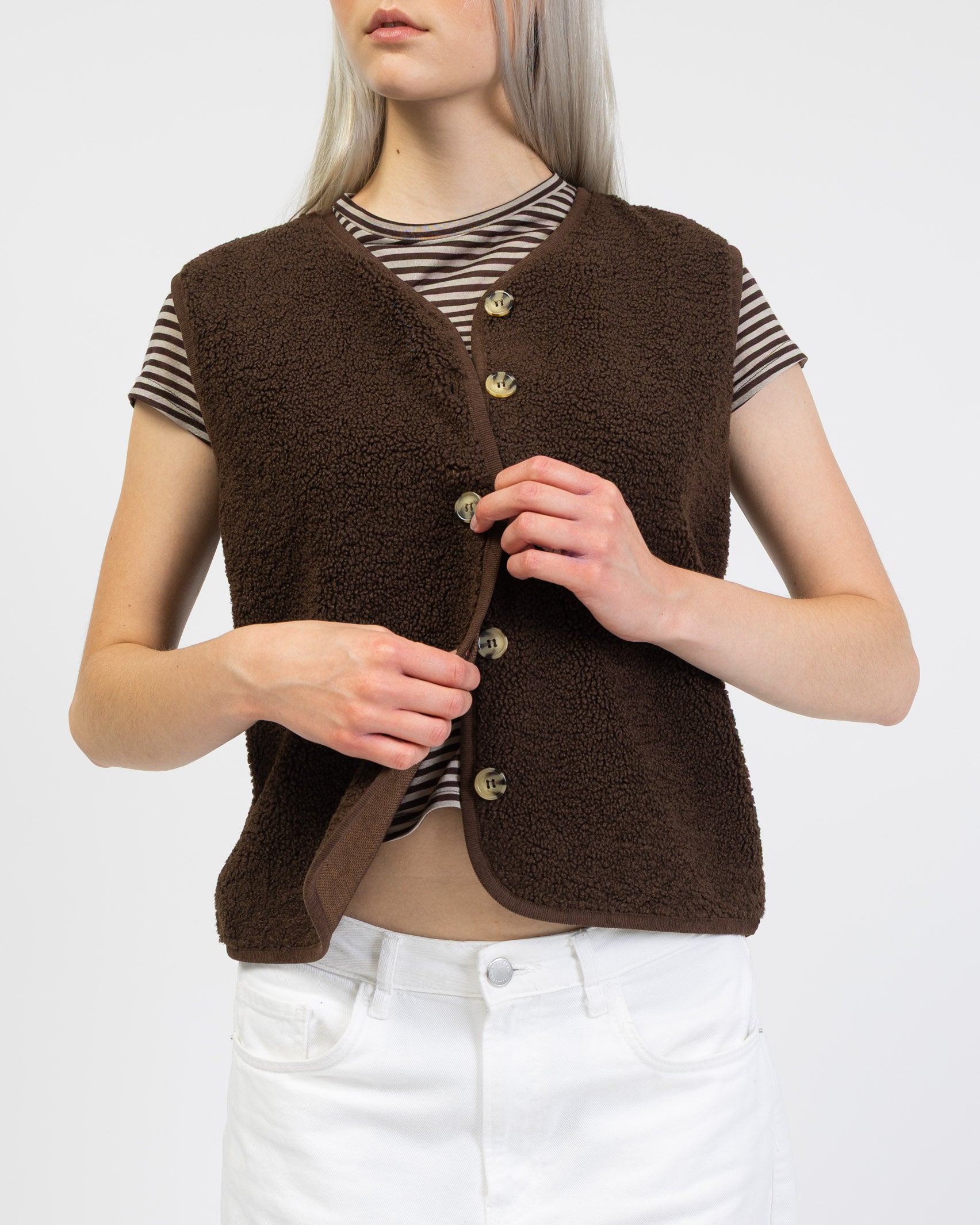 Einfarbige Teddyweste im Detail