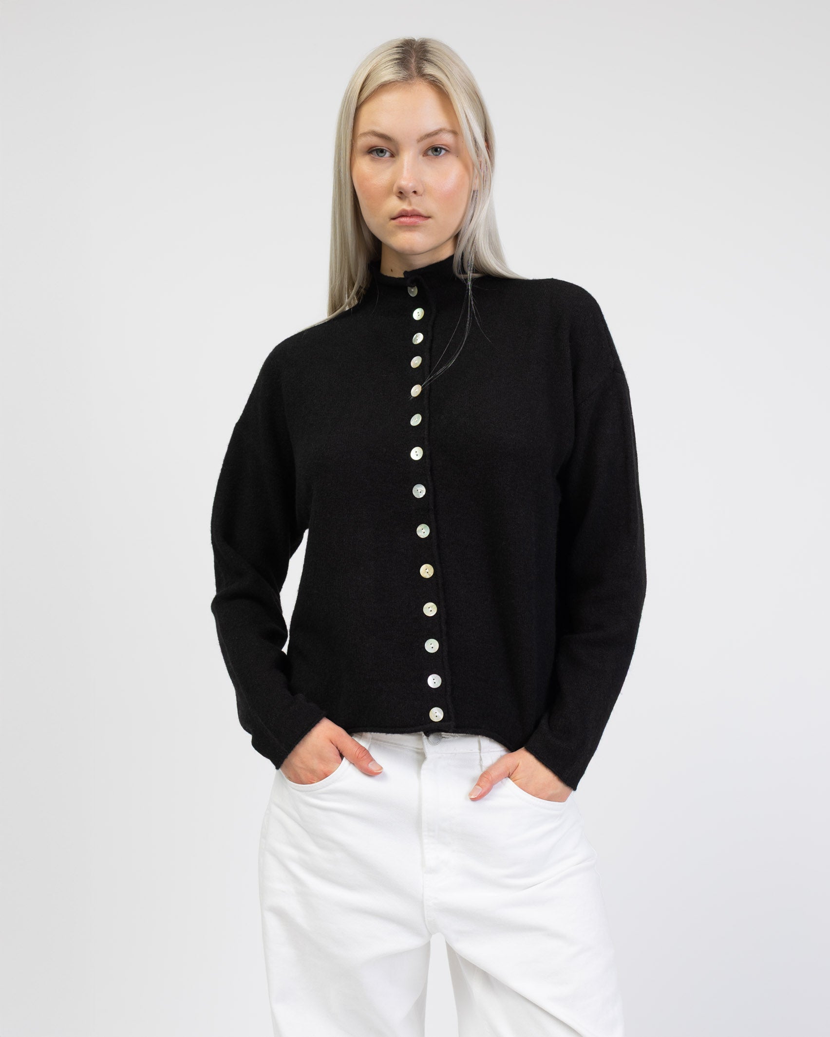 Strickjacke mit Stehkragen von vorne