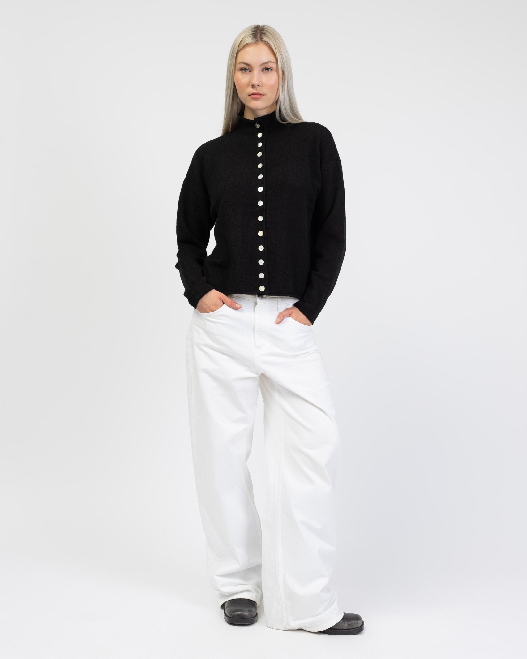 Strickjacke mit Stehkragen kombiniert mit weißer Jeans