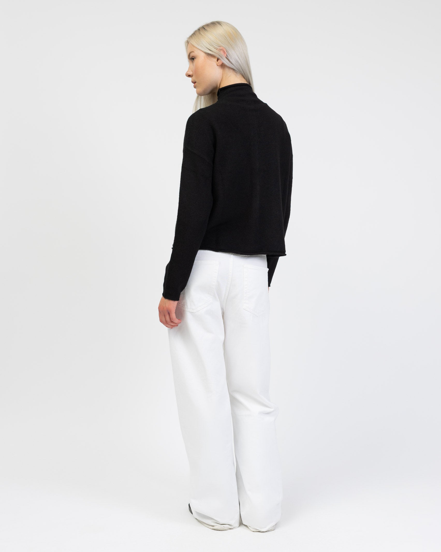 Strickjacke mit Stehkragen von hinten