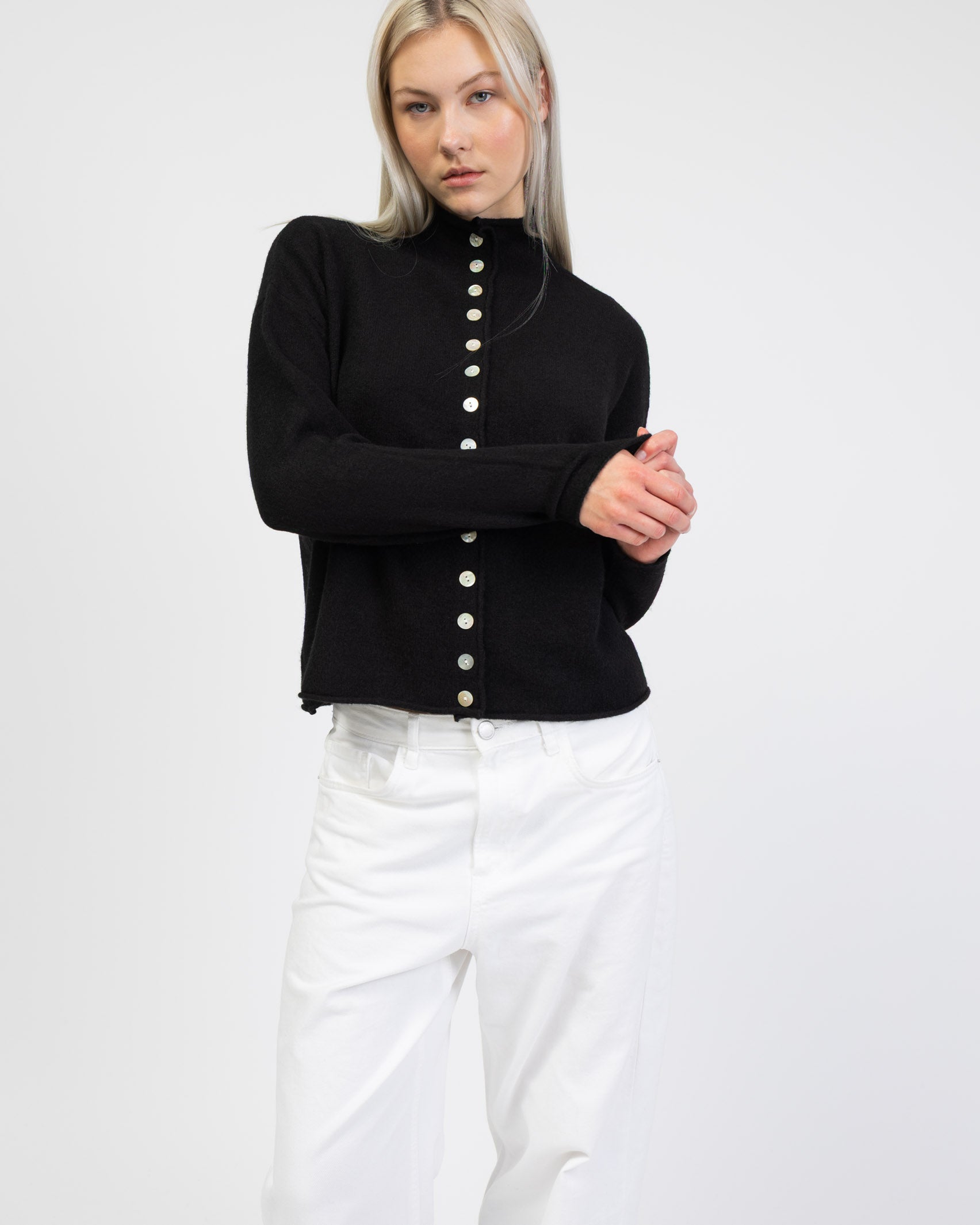 Strickjacke mit Stehkragen von vorne