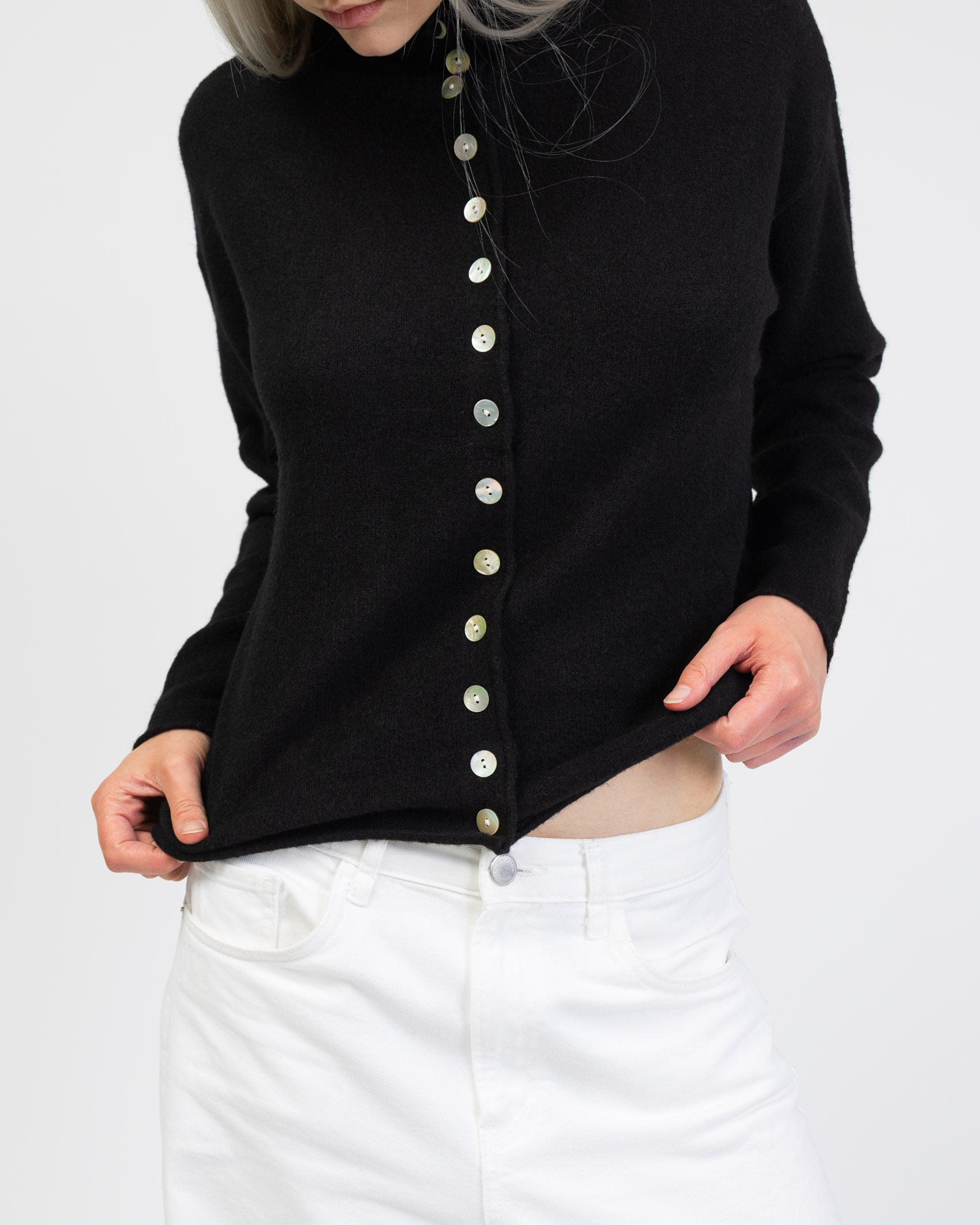 Strickjacke mit Stehkragen im Detail