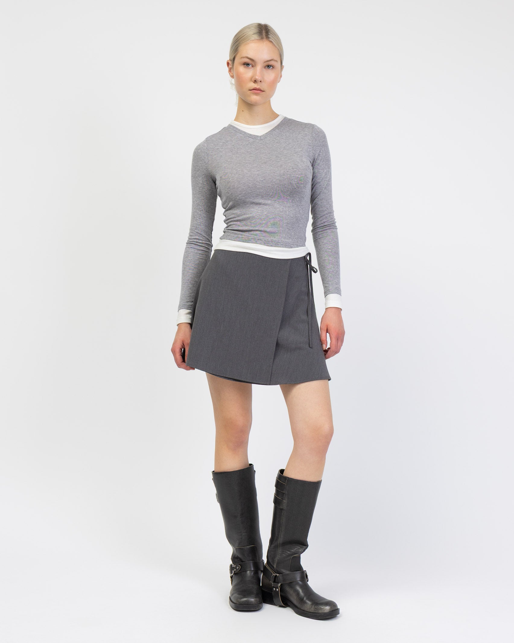 Kurzer Wickelrock aus Viskose kombiniert mit Langarmshirt