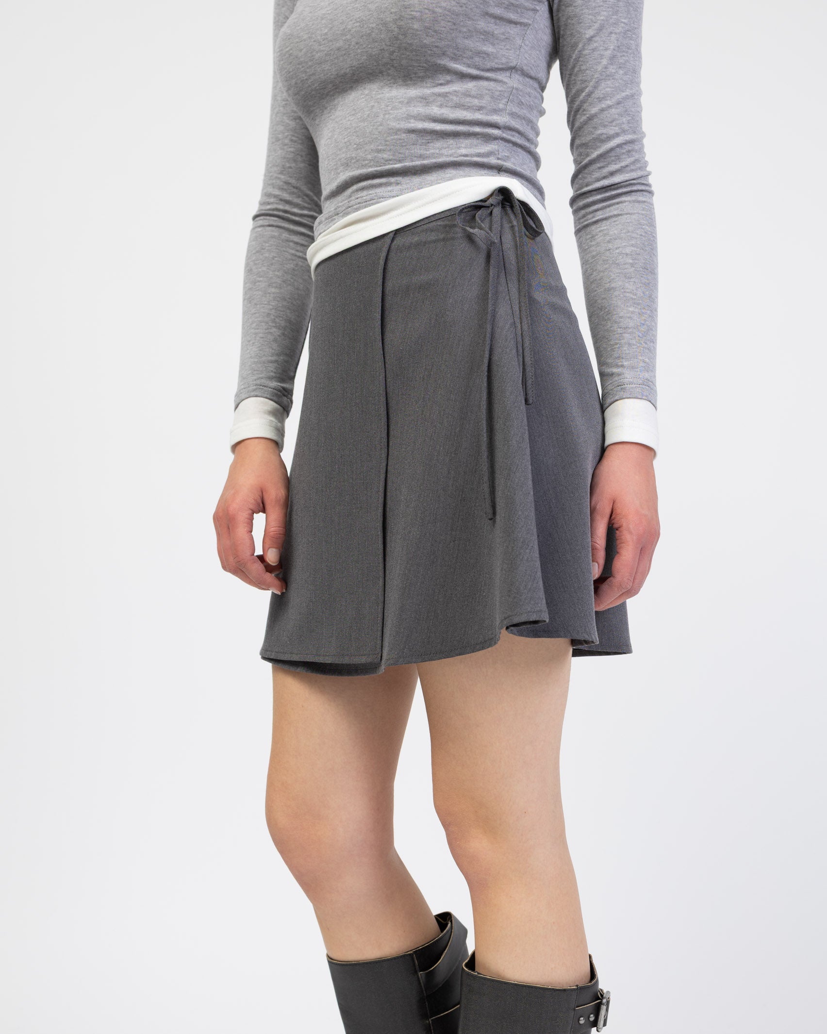 Kurzer Wickelrock aus Viskose von der Seite im Detail